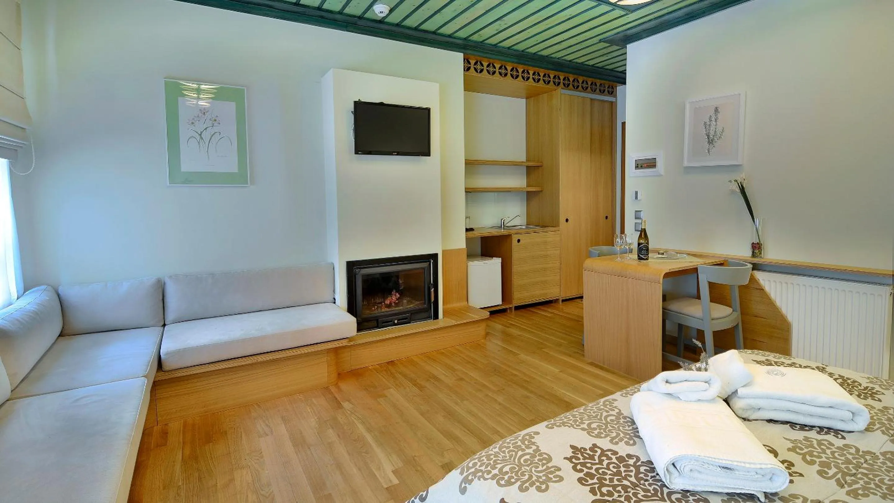 TV and multimedia in Dilofo Hotel Luxury Suites