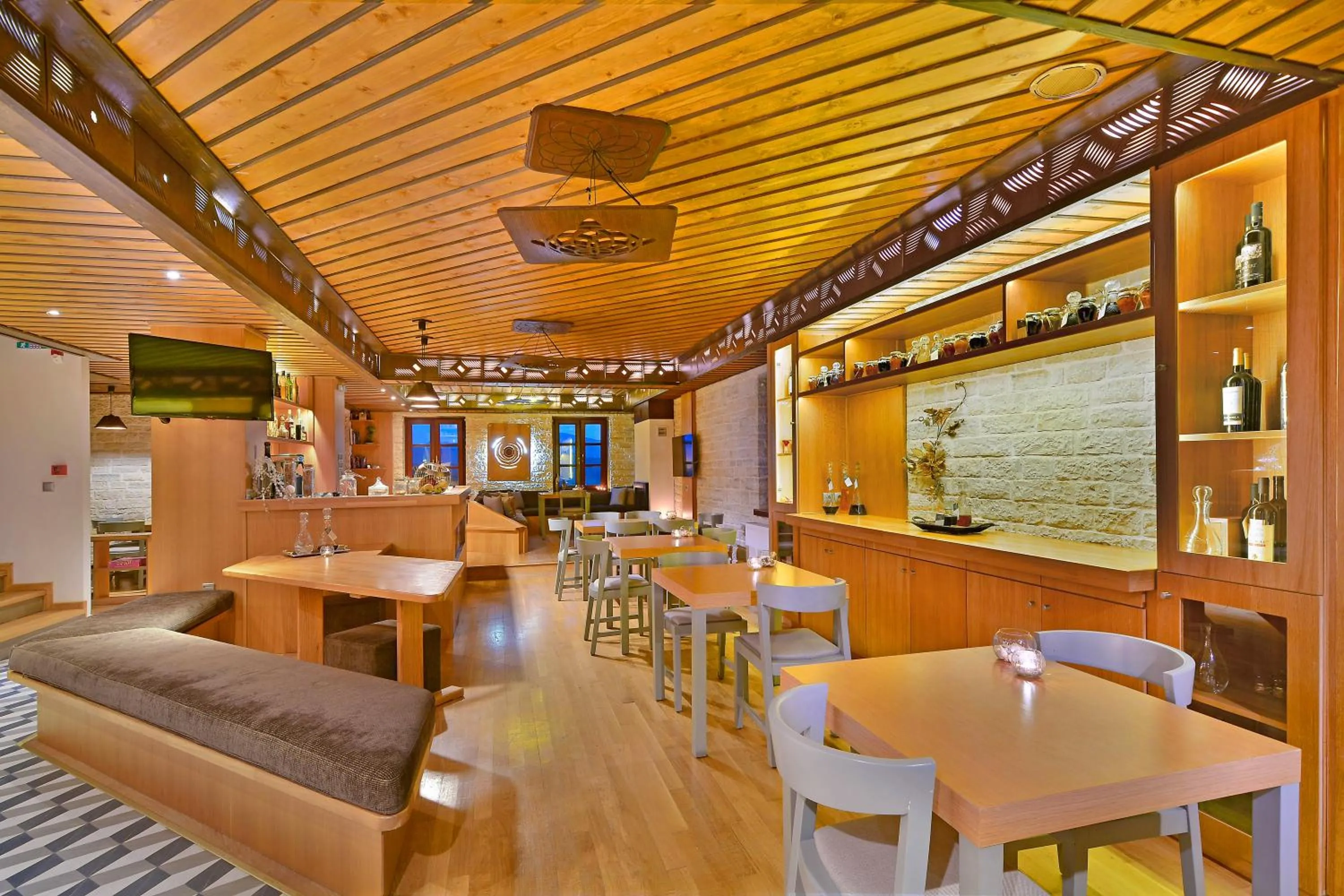 Restaurant/places to eat in Dilofo Hotel Luxury Suites