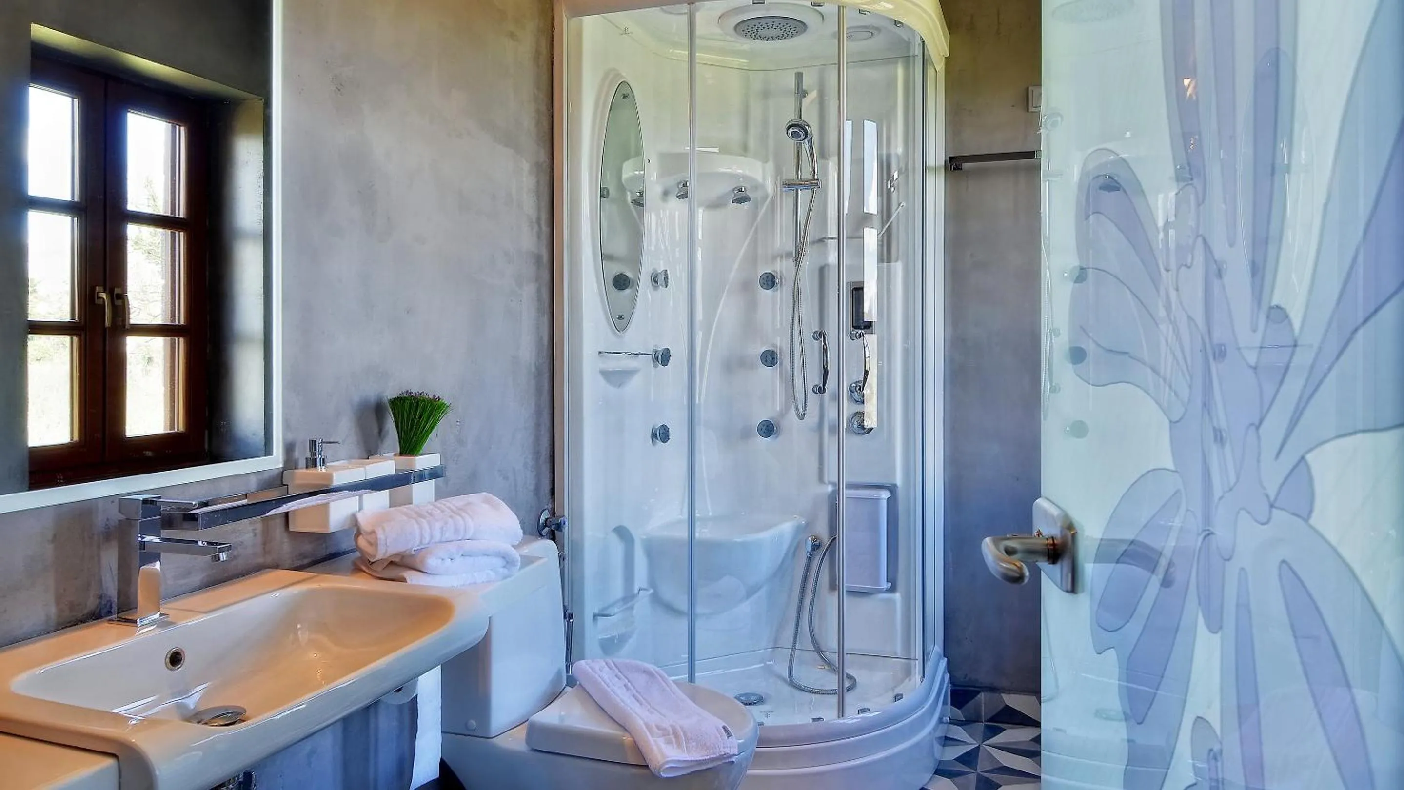 Hot Tub in Dilofo Hotel Luxury Suites