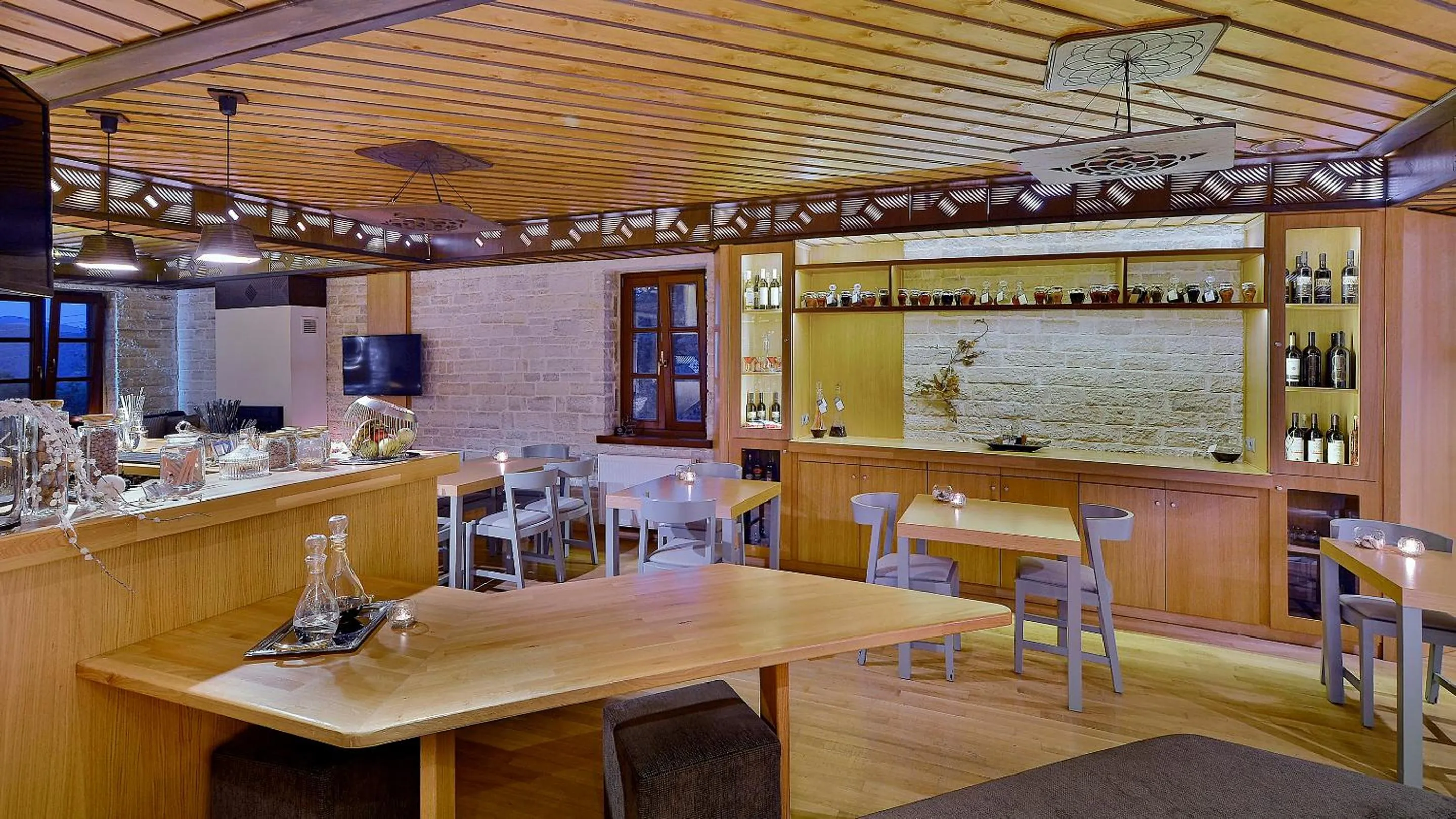 Restaurant/places to eat in Dilofo Hotel Luxury Suites