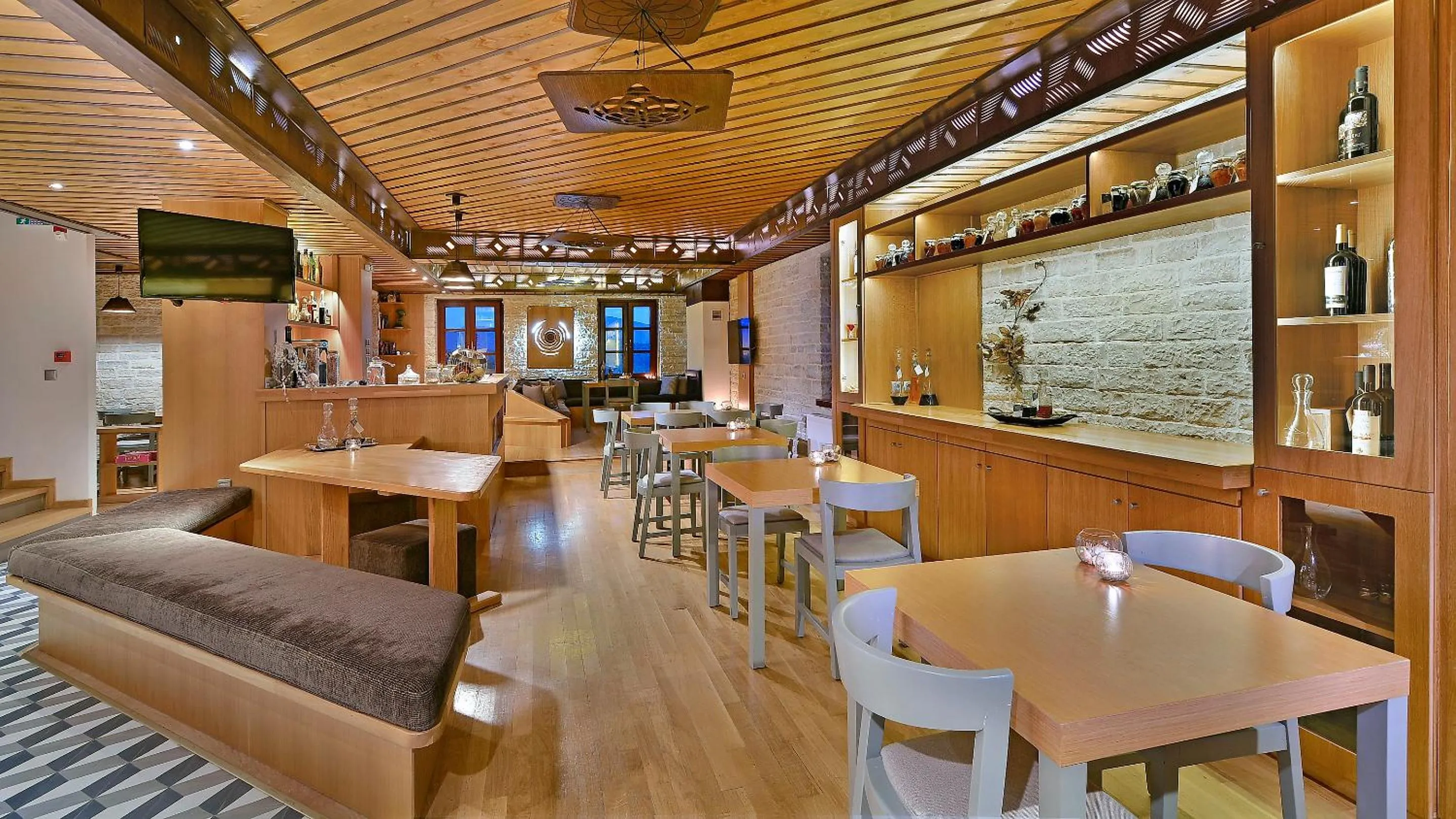 Restaurant/places to eat in Dilofo Hotel Luxury Suites