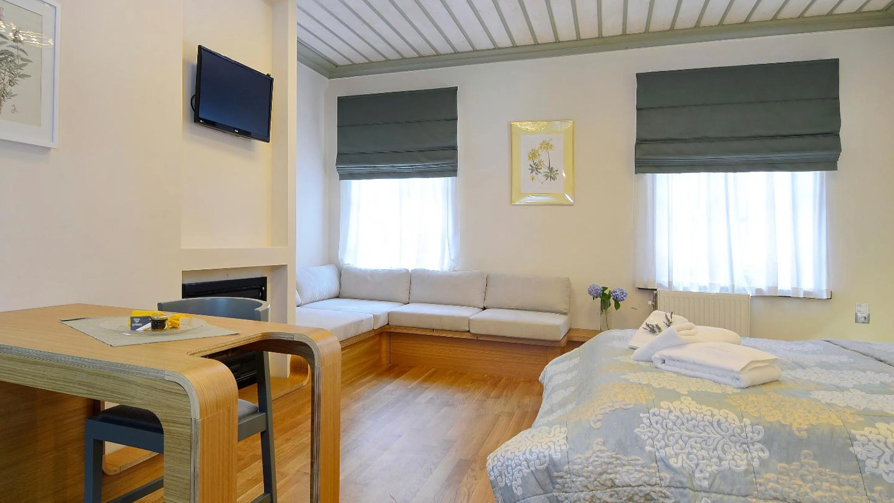 TV and multimedia, Bed in Dilofo Hotel Luxury Suites