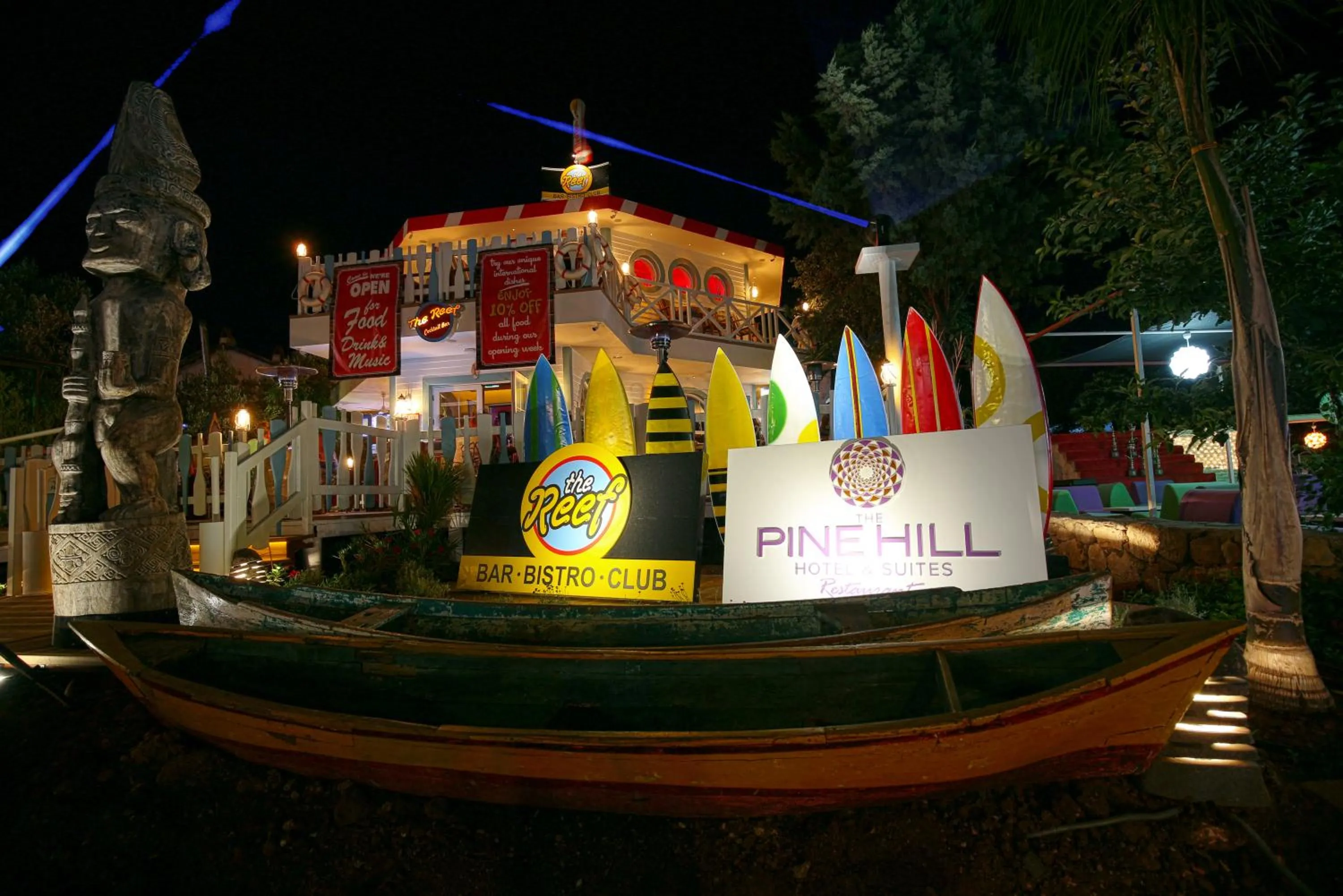 Restaurant/places to eat in Pinehill Hotel & Suites