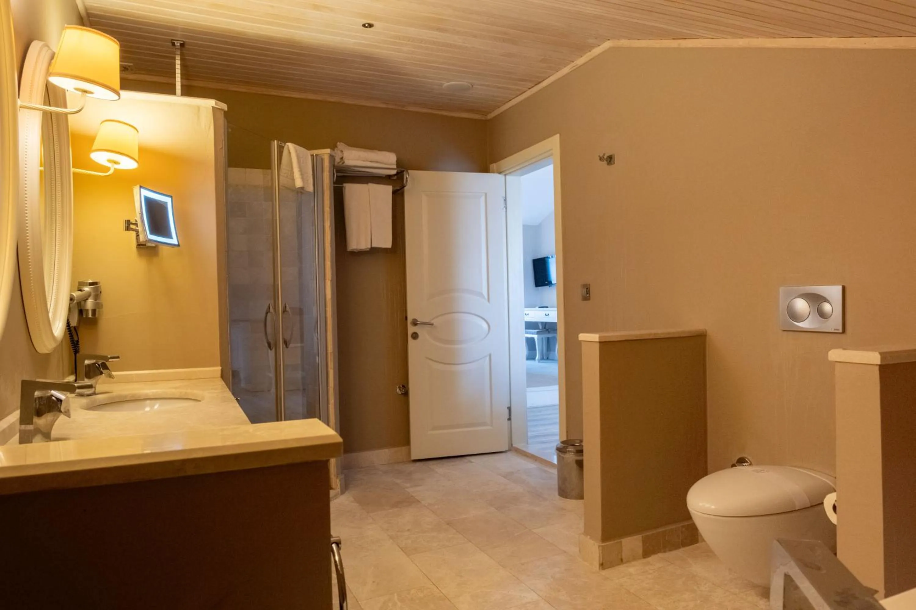 Pinehill Hotel & Suites