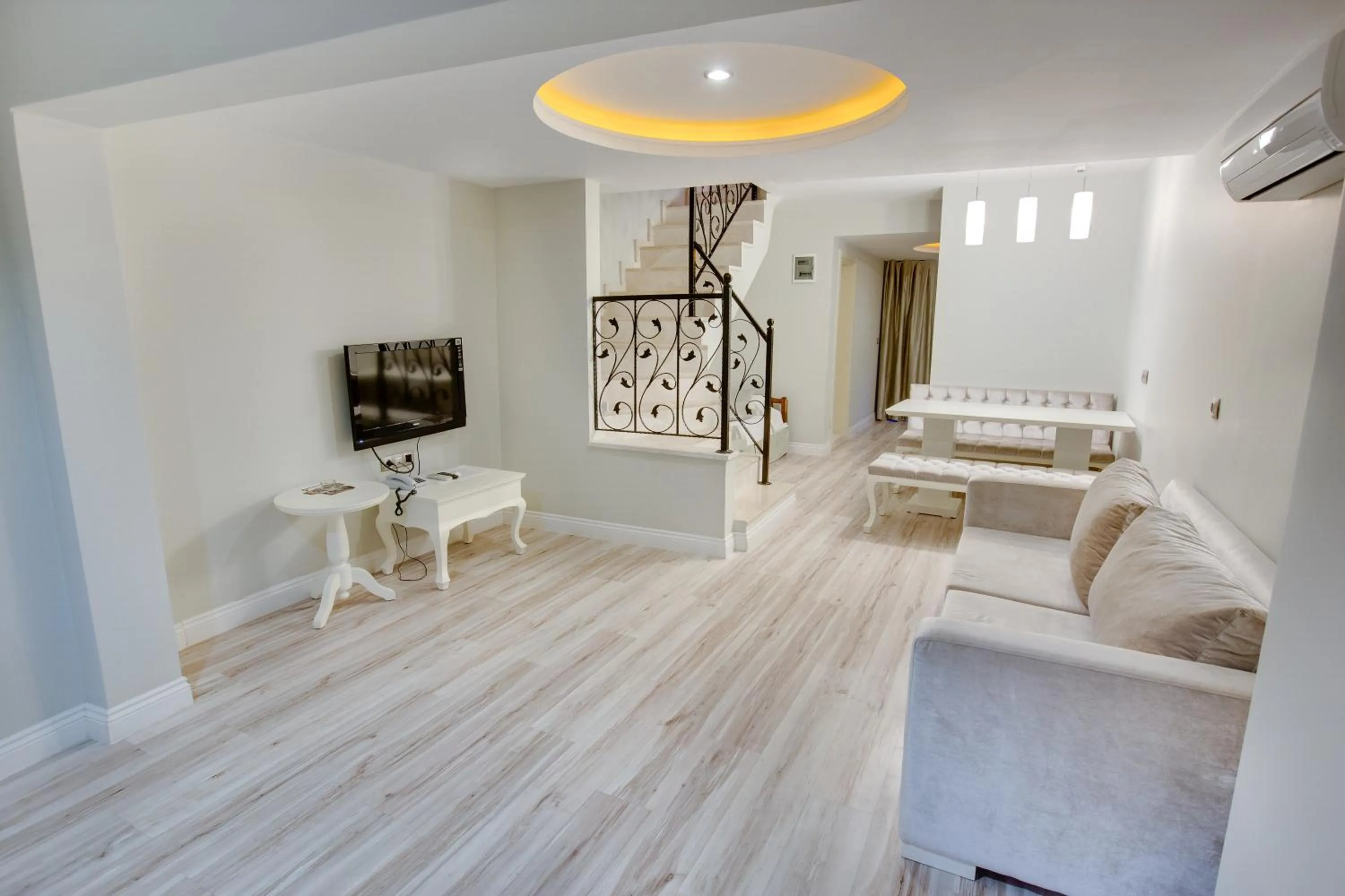 Decorative detail, Bed in Pinehill Hotel & Suites