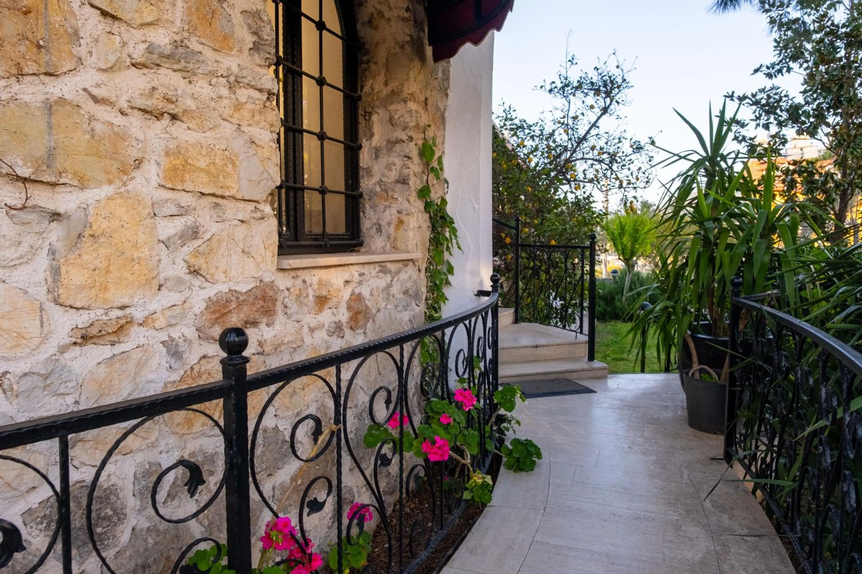 Pinehill Hotel & Suites