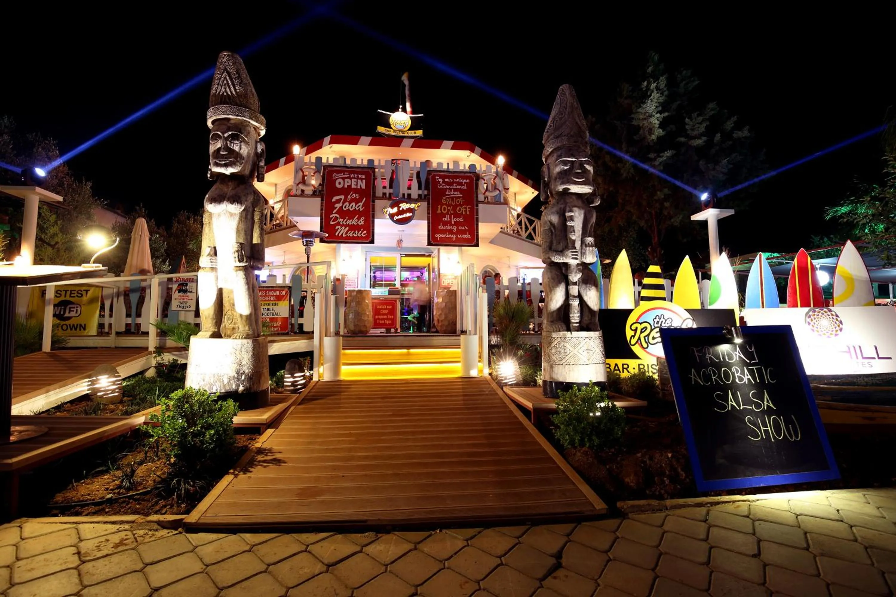 Restaurant/places to eat in Pinehill Hotel & Suites