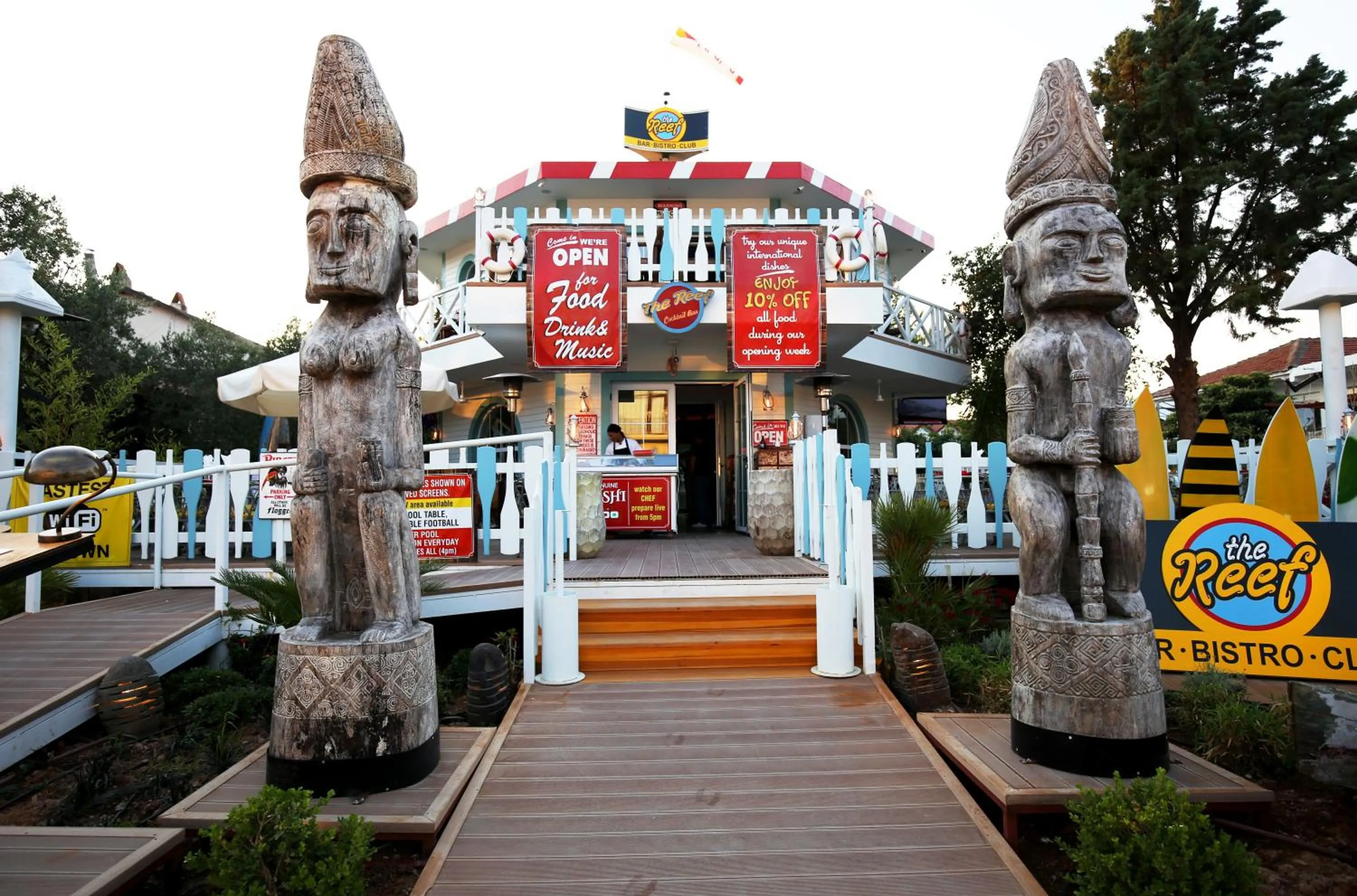 Restaurant/places to eat in Pinehill Hotel & Suites