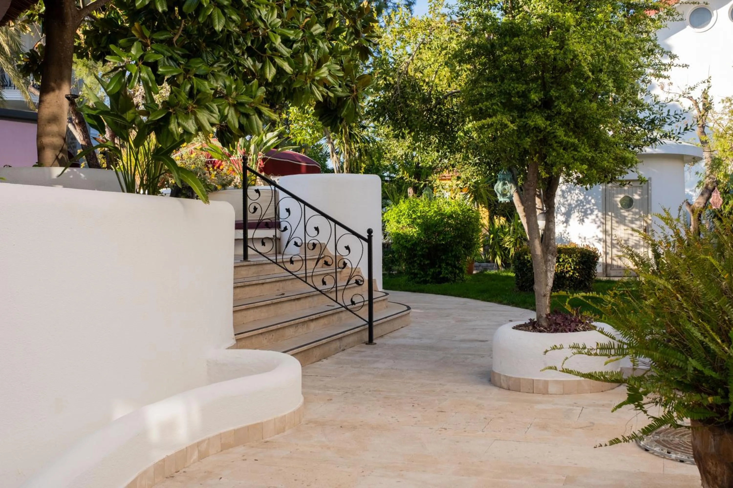 Pinehill Hotel & Suites