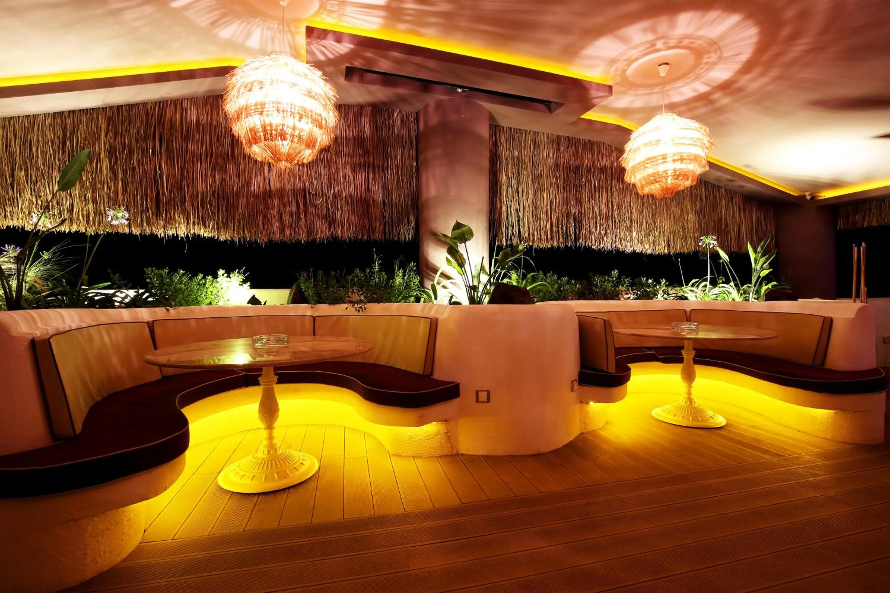 Lounge or bar in Pinehill Hotel & Suites