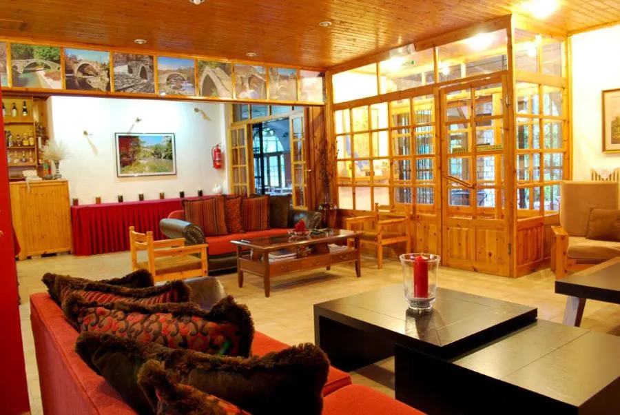Lounge or bar in Hotel Faraggi