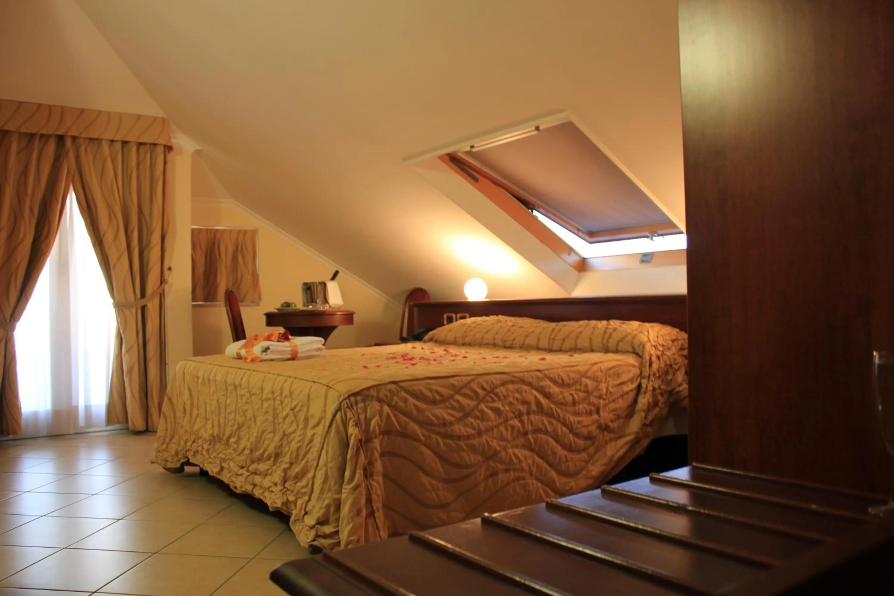 Restaurant/places to eat, Bed in Lion's Hotel