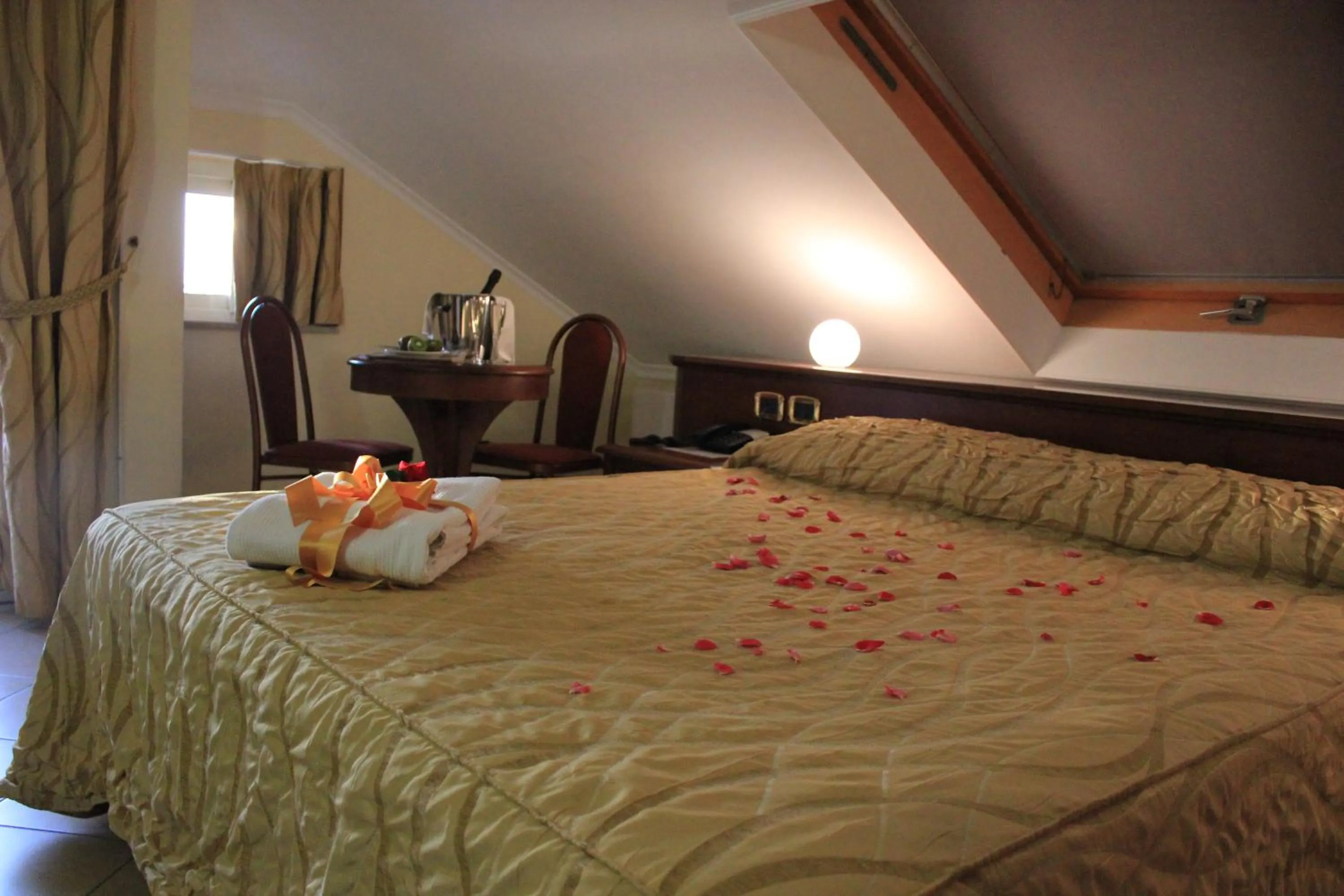 Restaurant/places to eat, Bed in Lion's Hotel