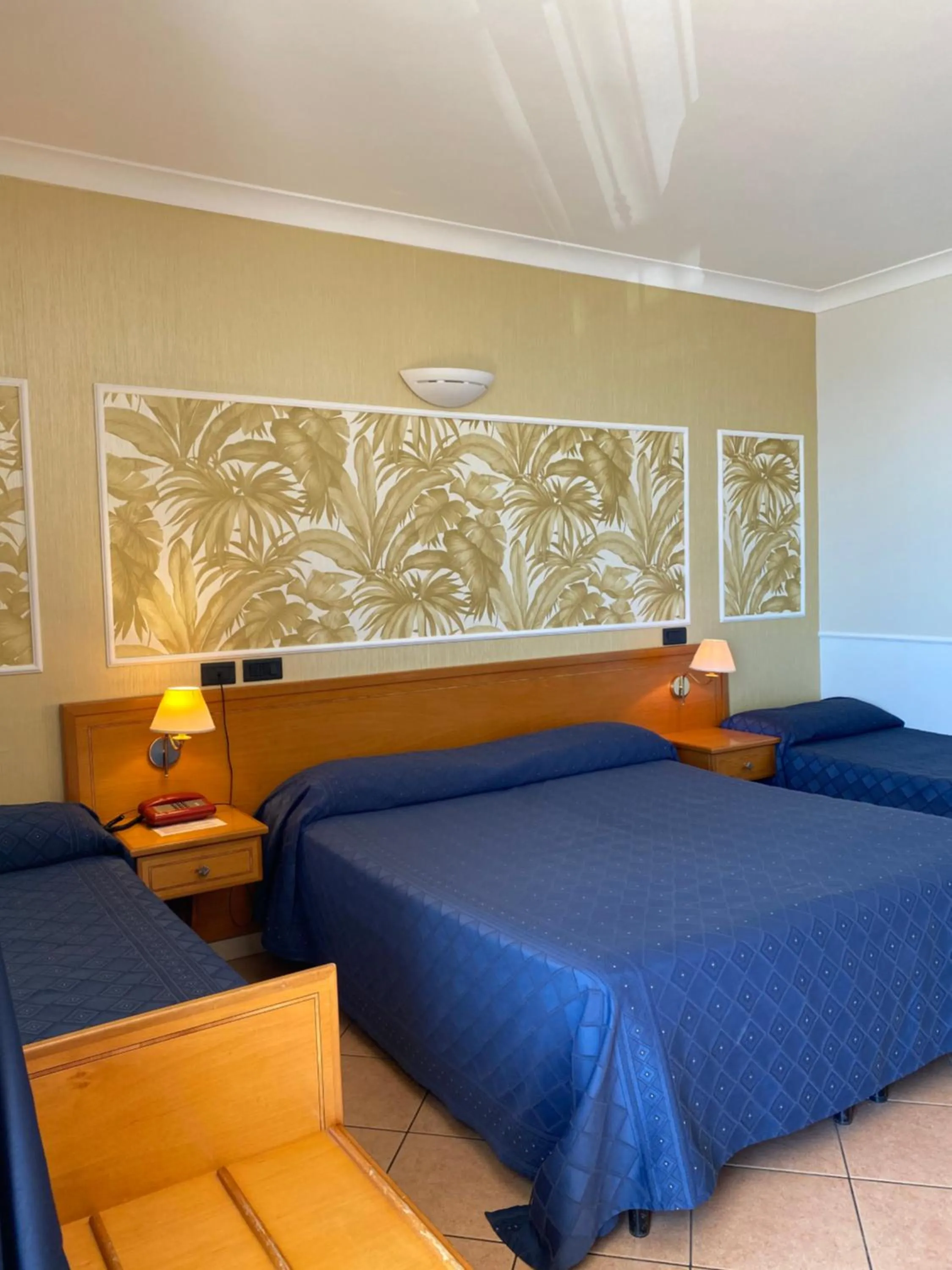 Property building, Bed in Lion's Hotel