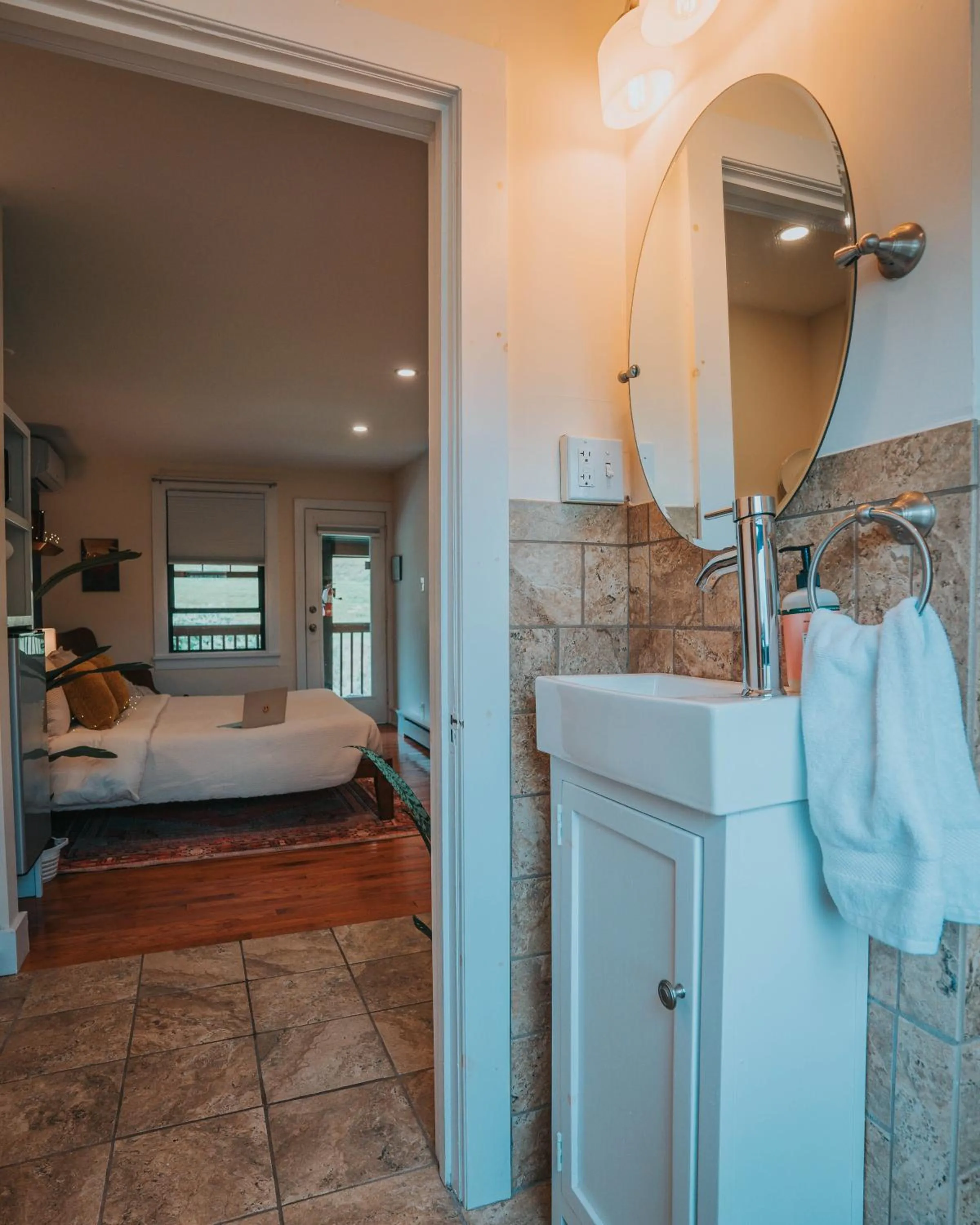 Bathroom, Bed in Willow Pond Motel