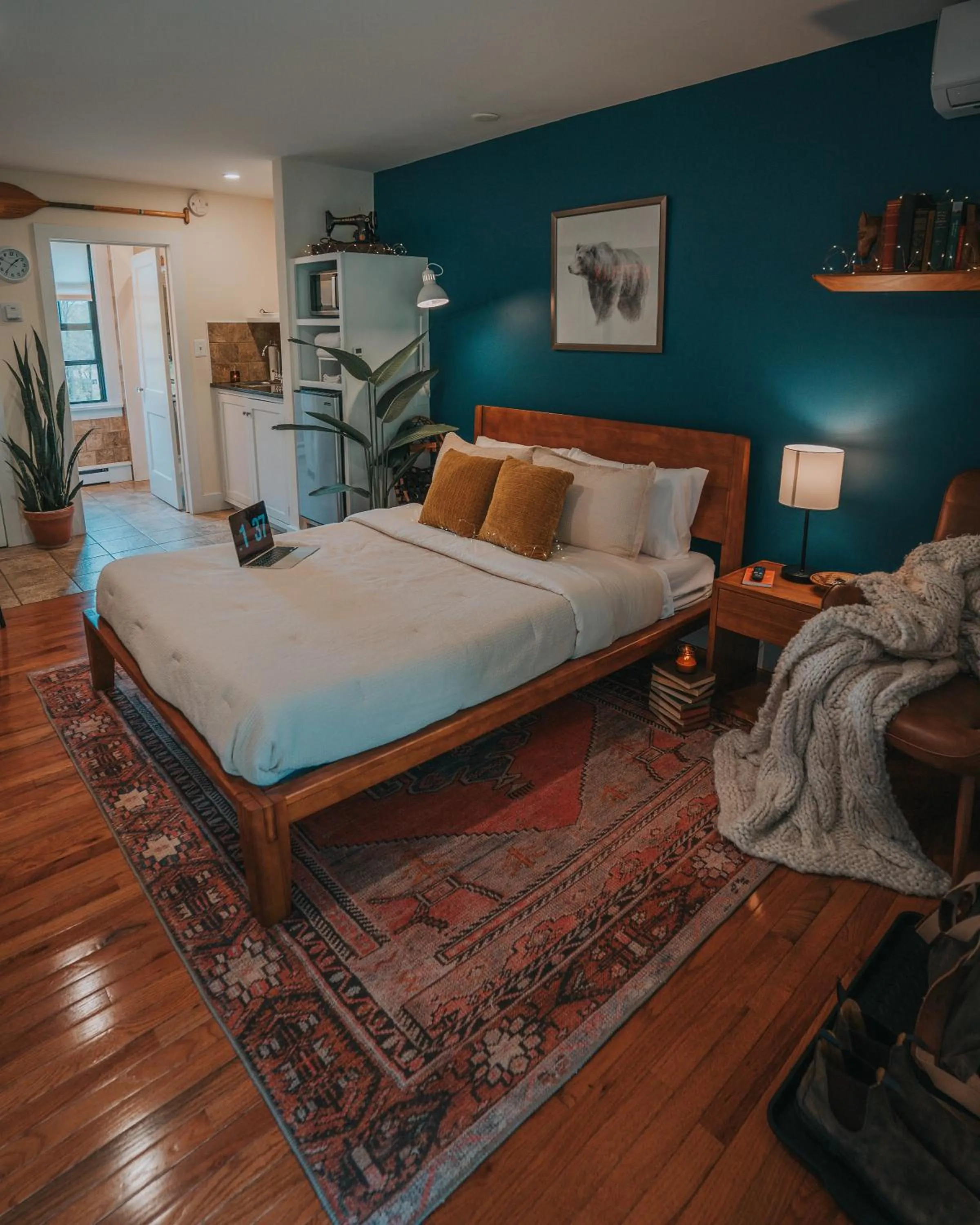 Bed in Willow Pond Motel