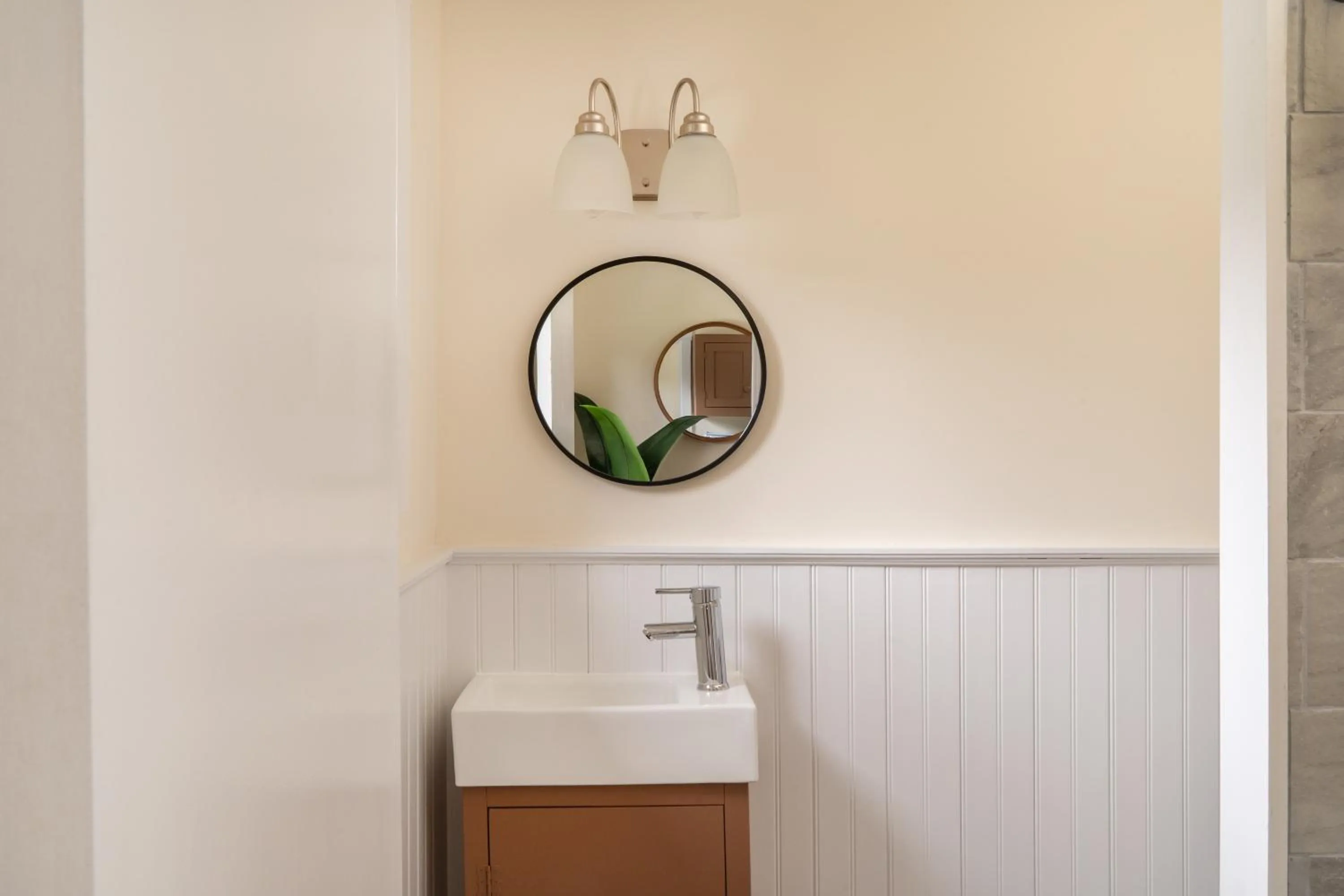 Bathroom in Willow Pond Motel