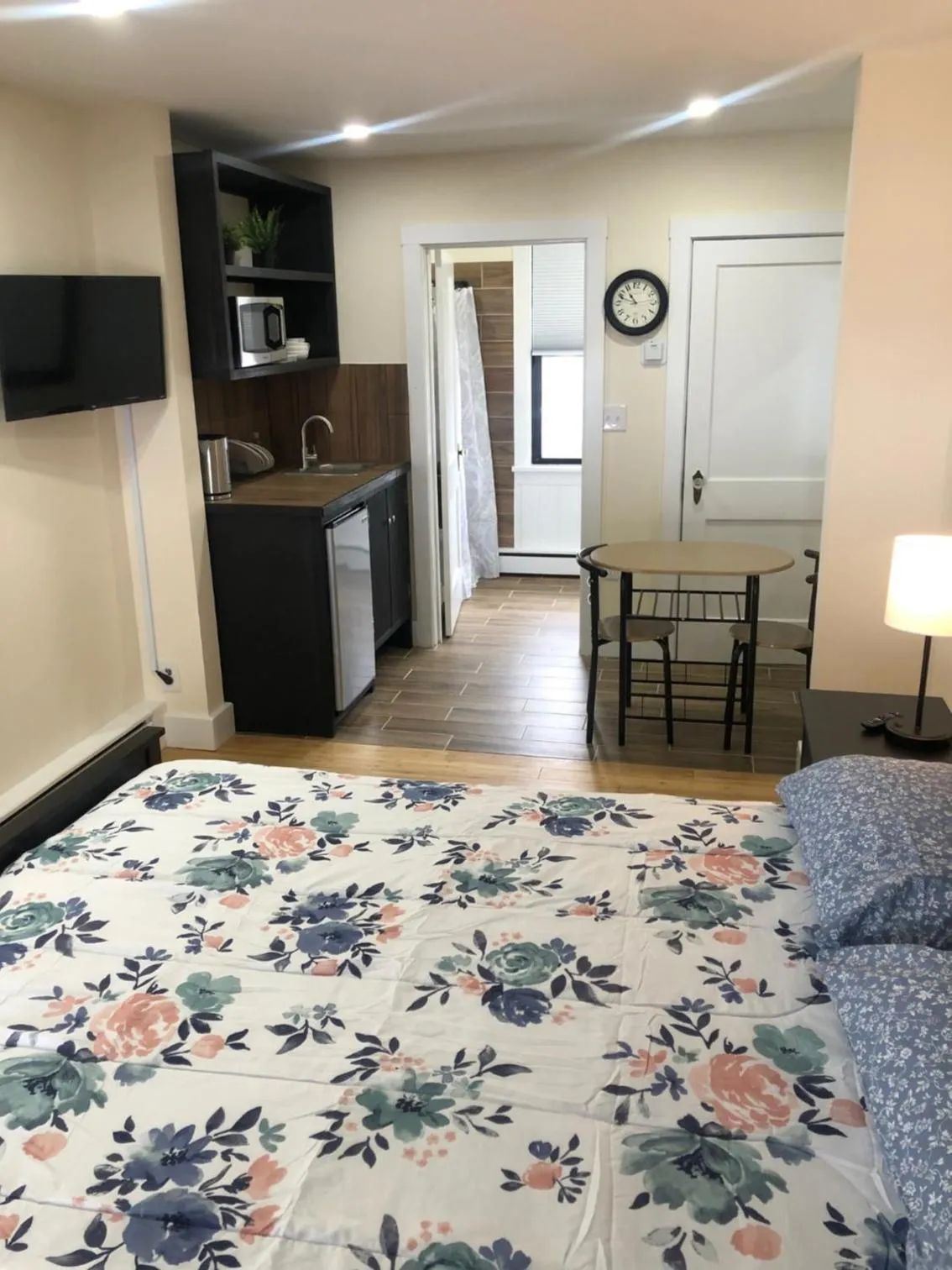 Bed in Willow Pond Motel