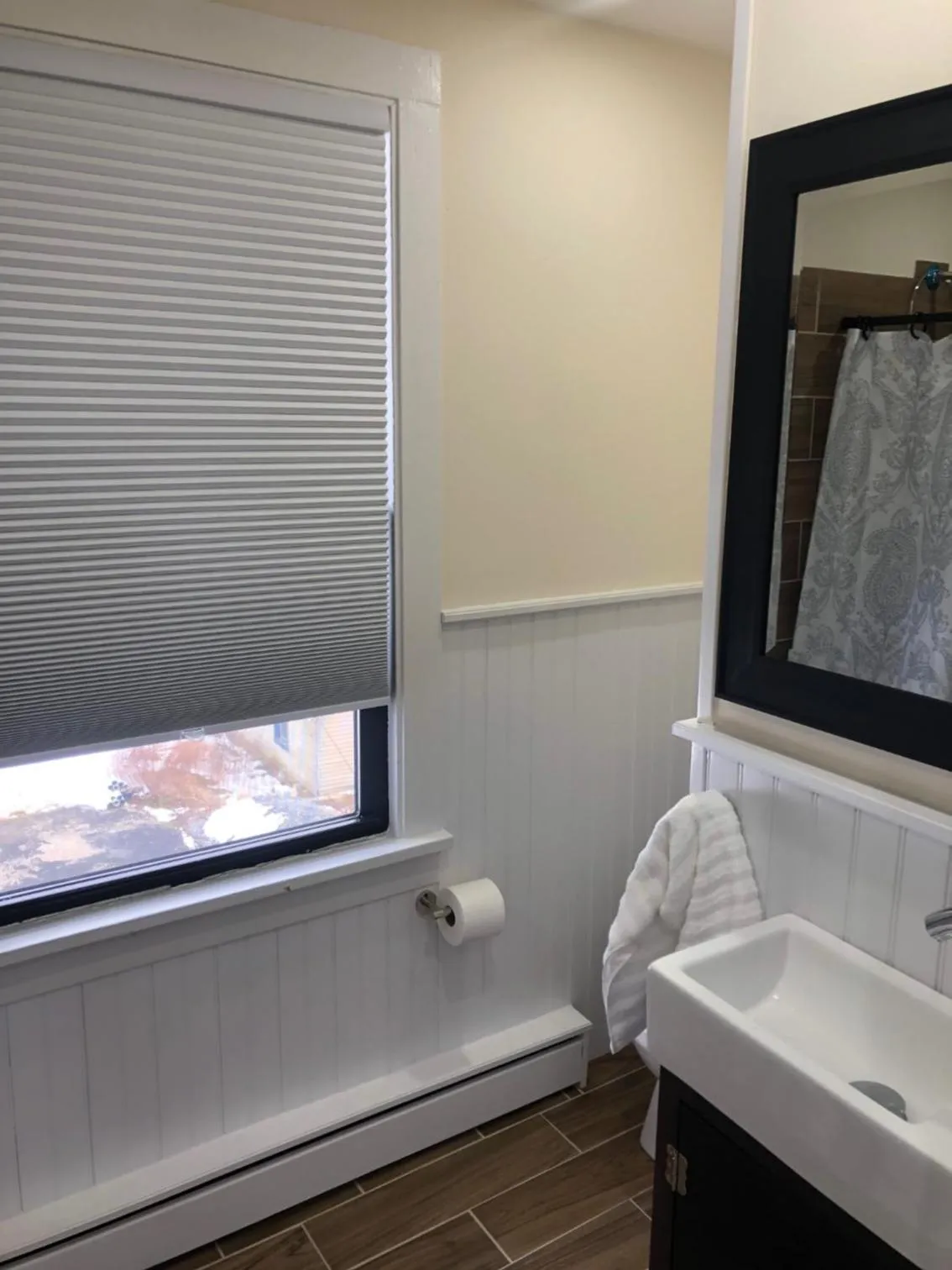 Bathroom in Willow Pond Motel