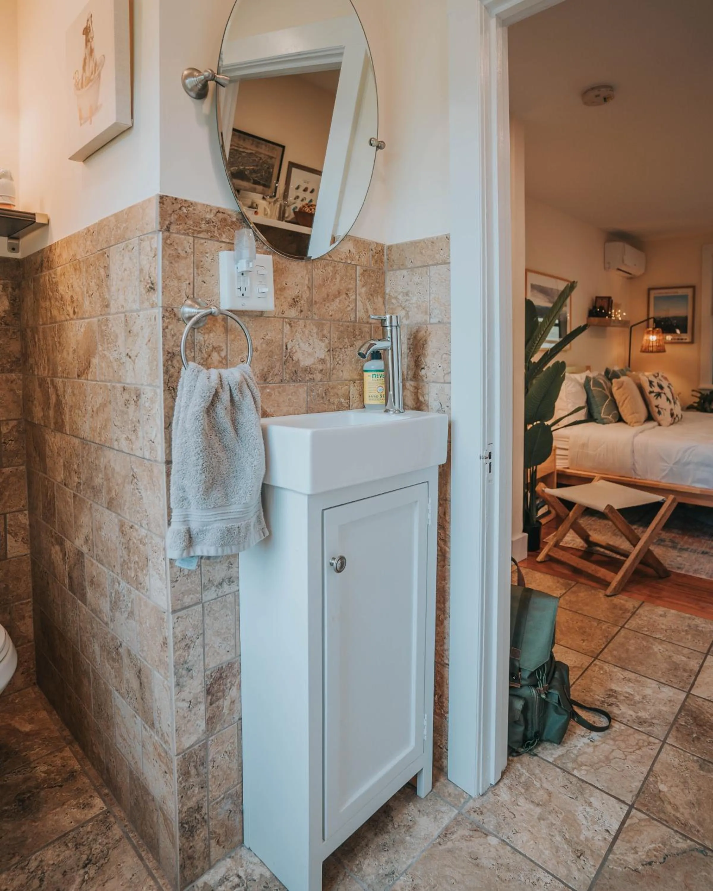 Bathroom, Bed in Willow Pond Motel