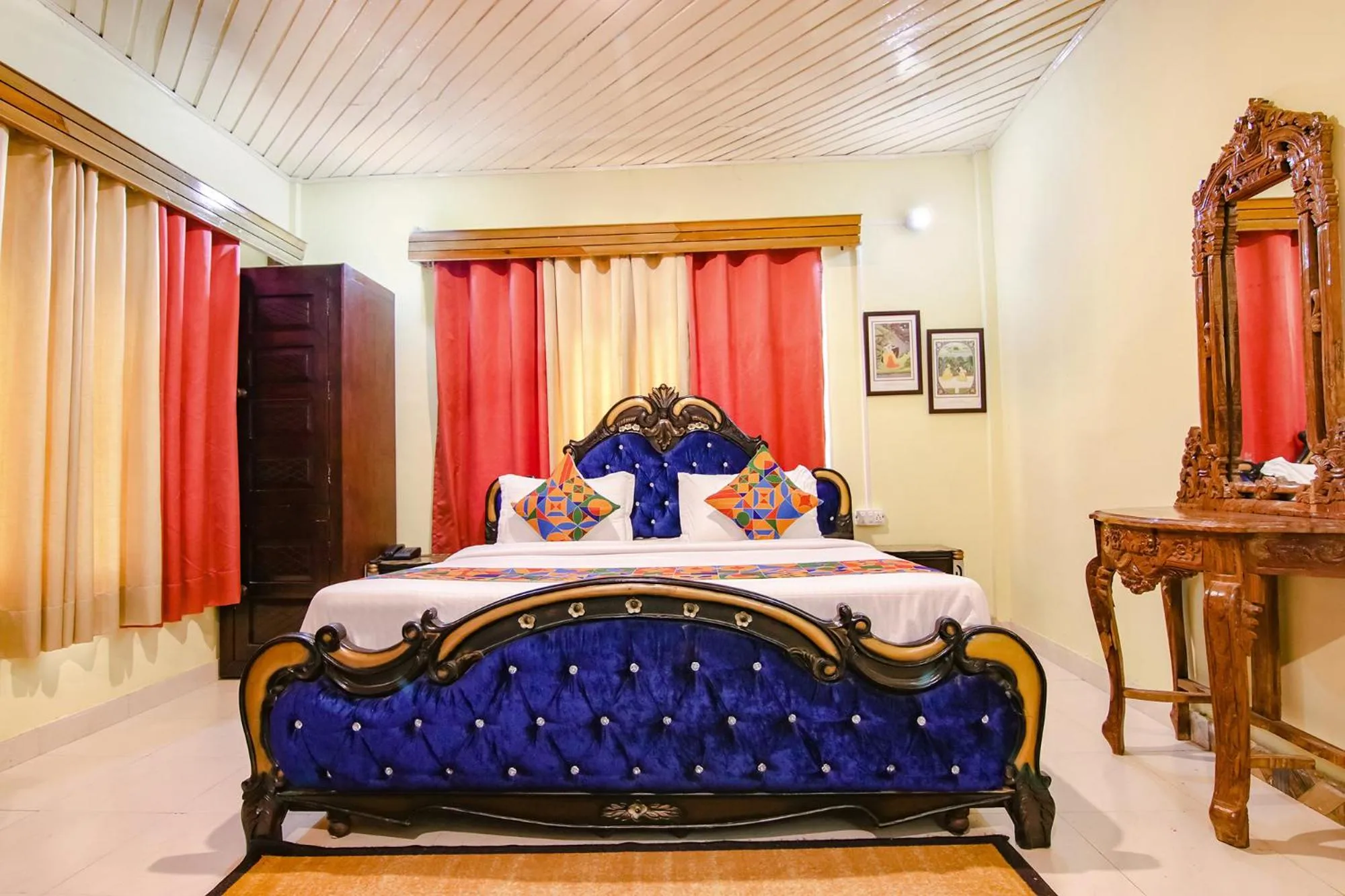 Bed in Royal Green Buds