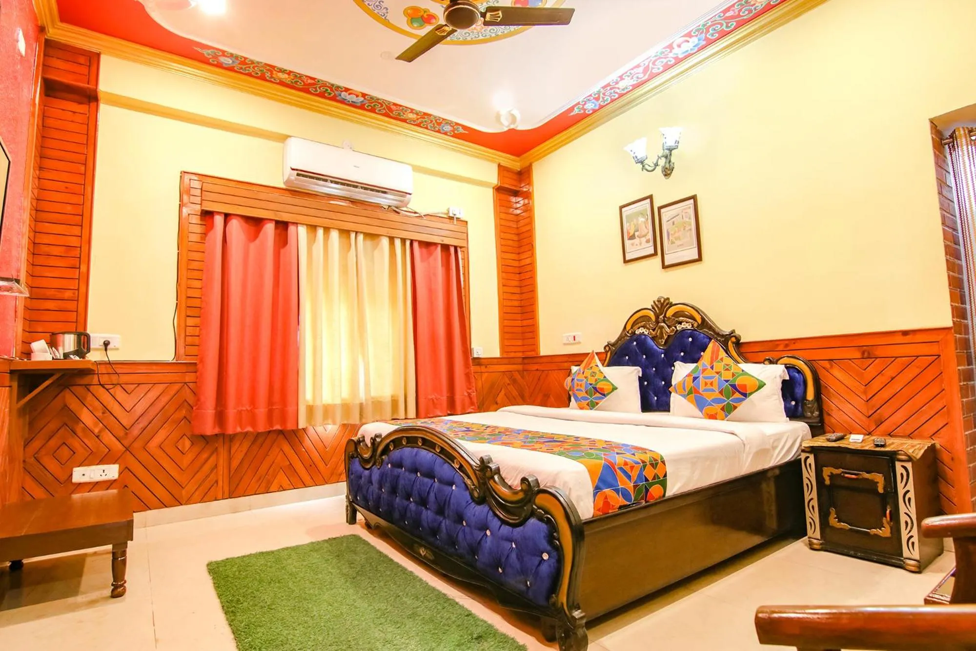 Living room, Bed in Royal Green Buds