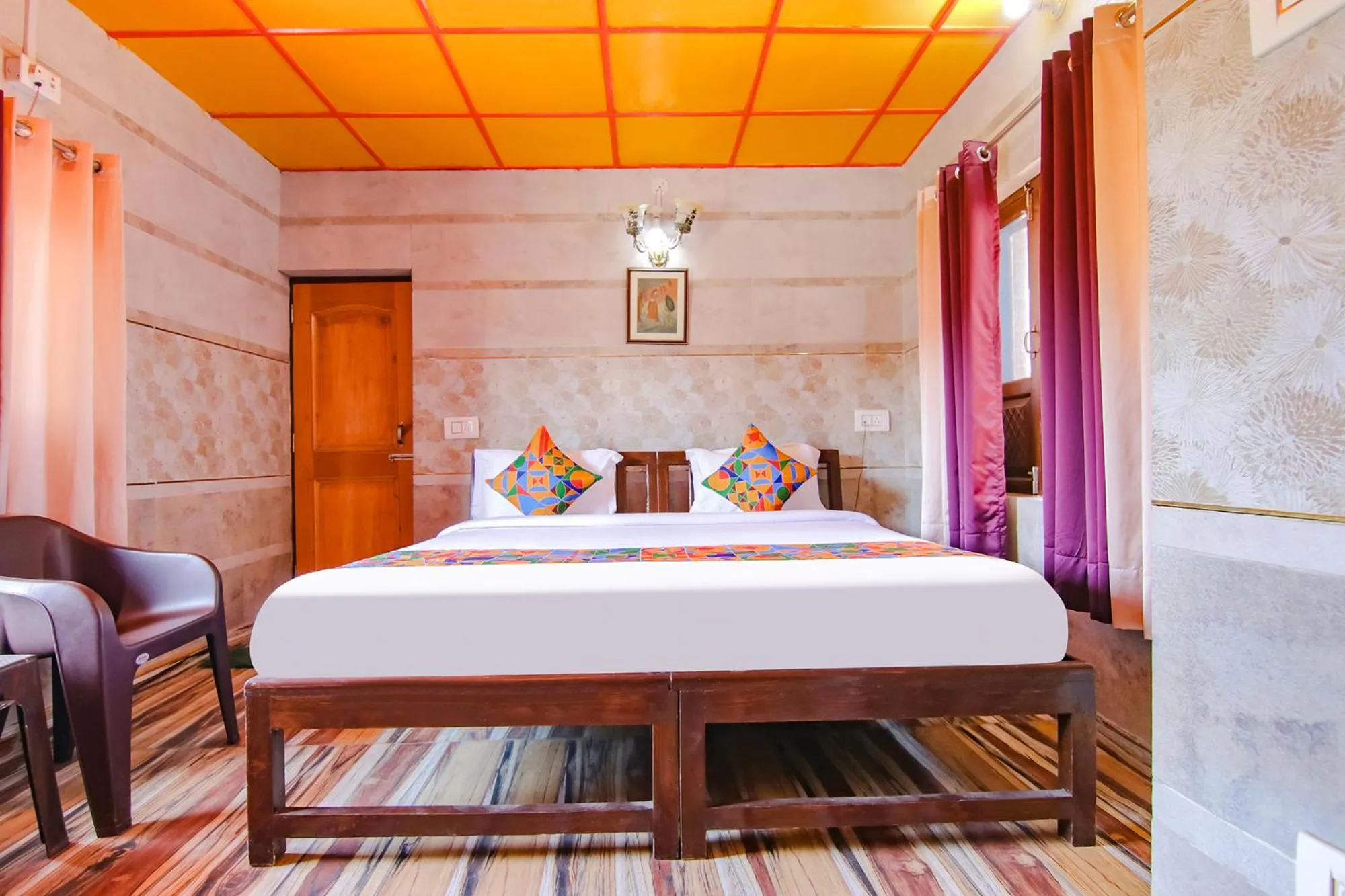 Living room, Bed in Royal Green Buds