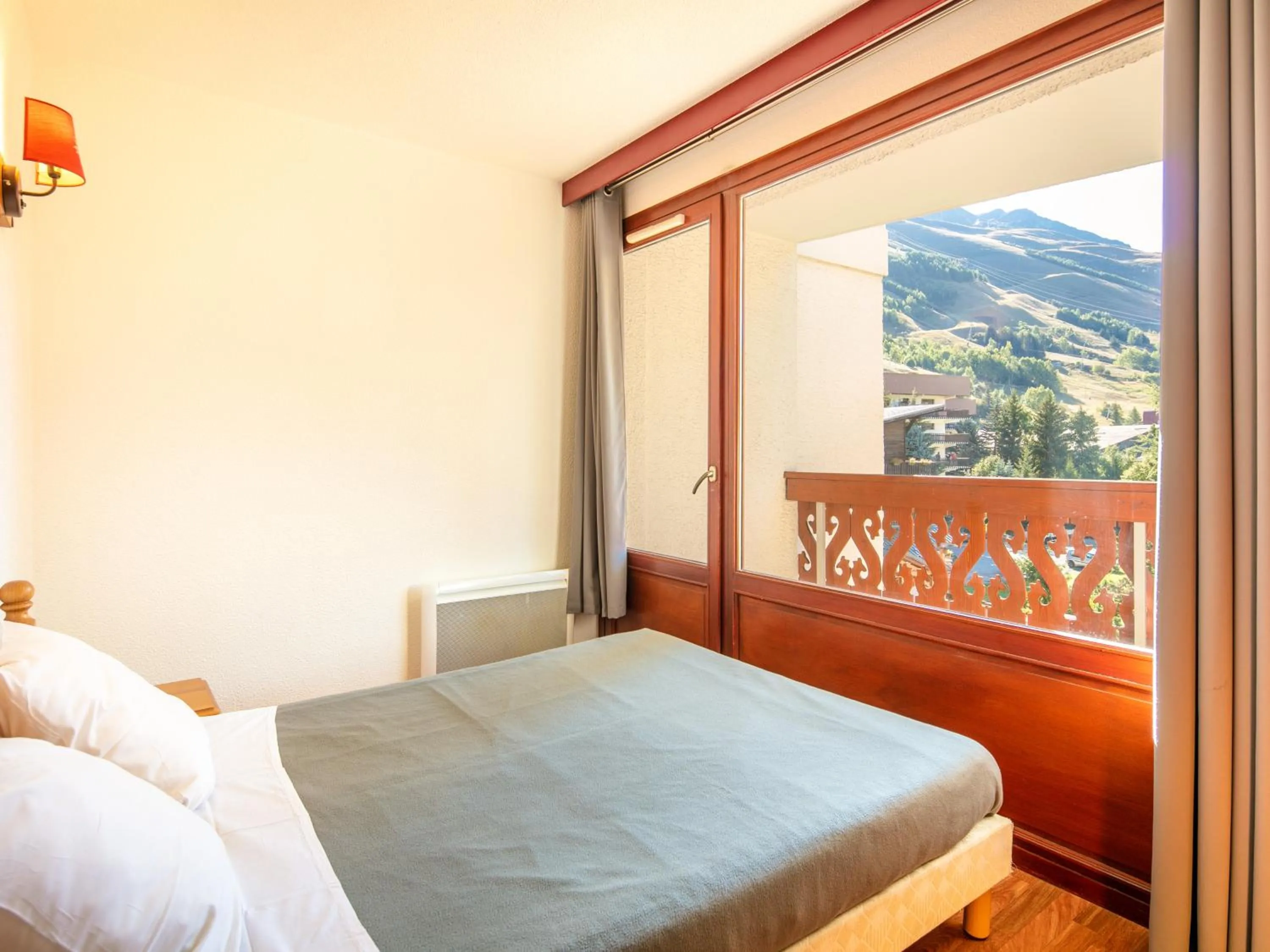 Bedroom, Bed in Vacancéole - Résidence L'Edelweiss