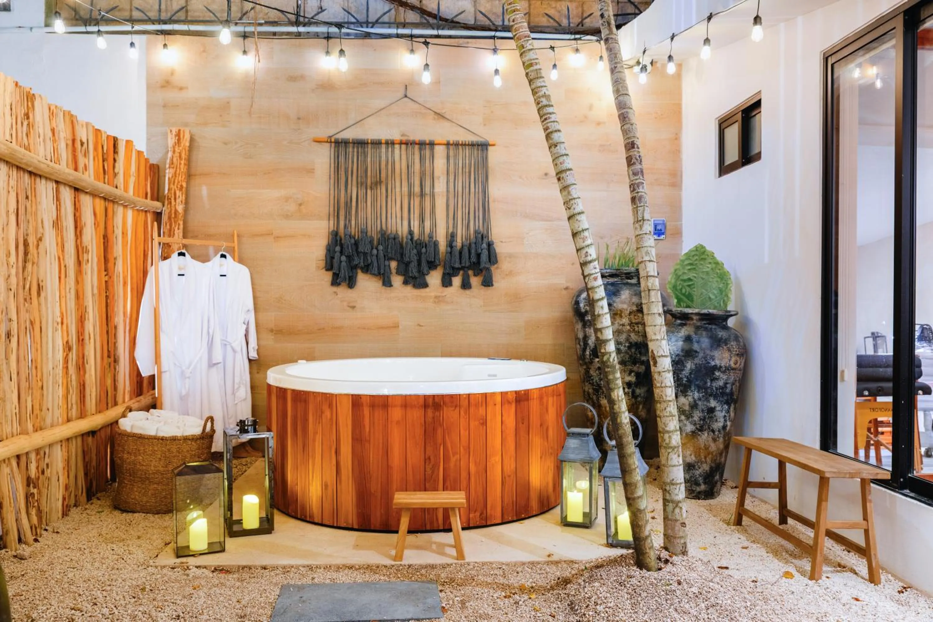 Hot Tub in Malish Hotel & Spa Luxury Edition