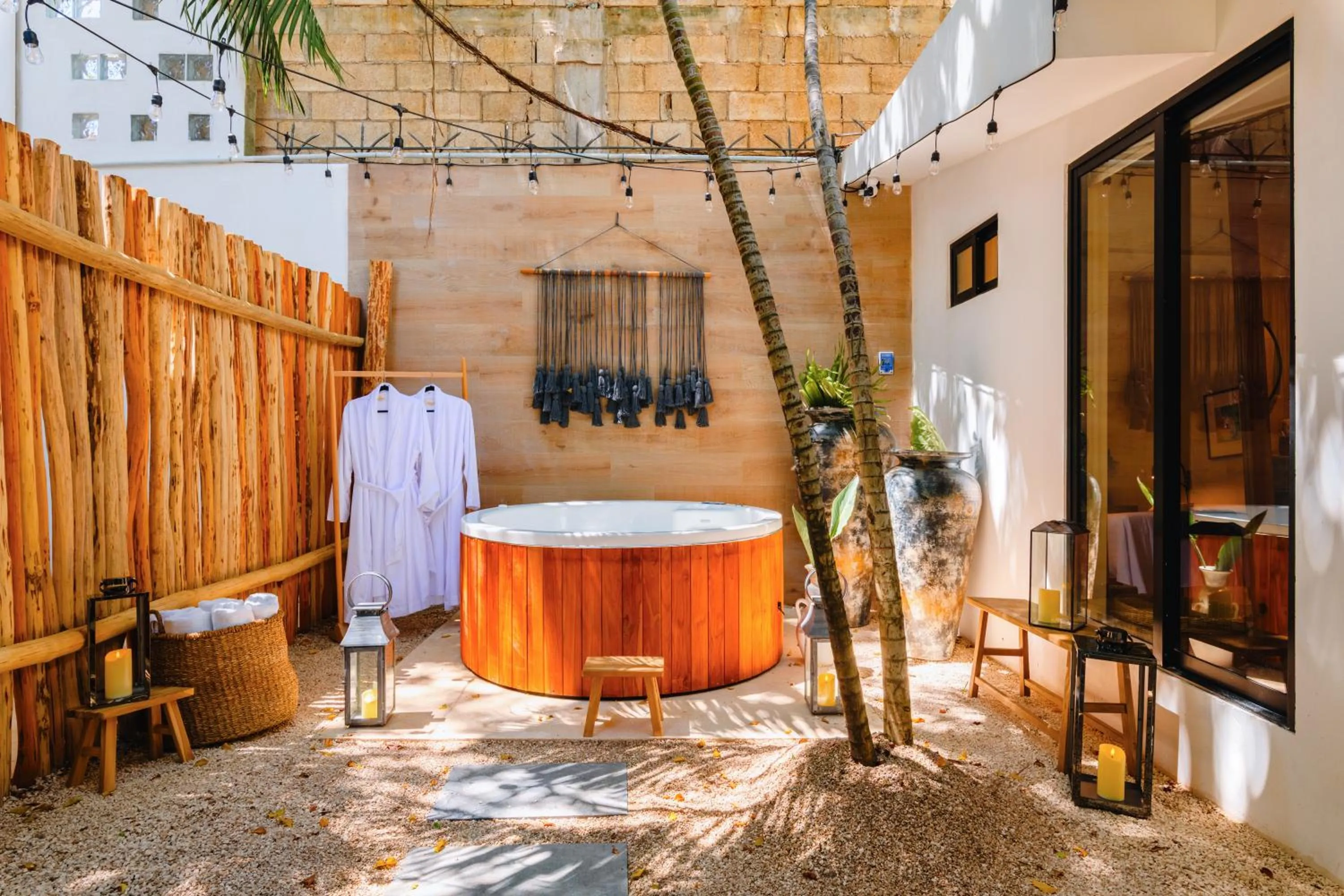 Hot Tub in Malish Hotel & Spa Luxury Edition