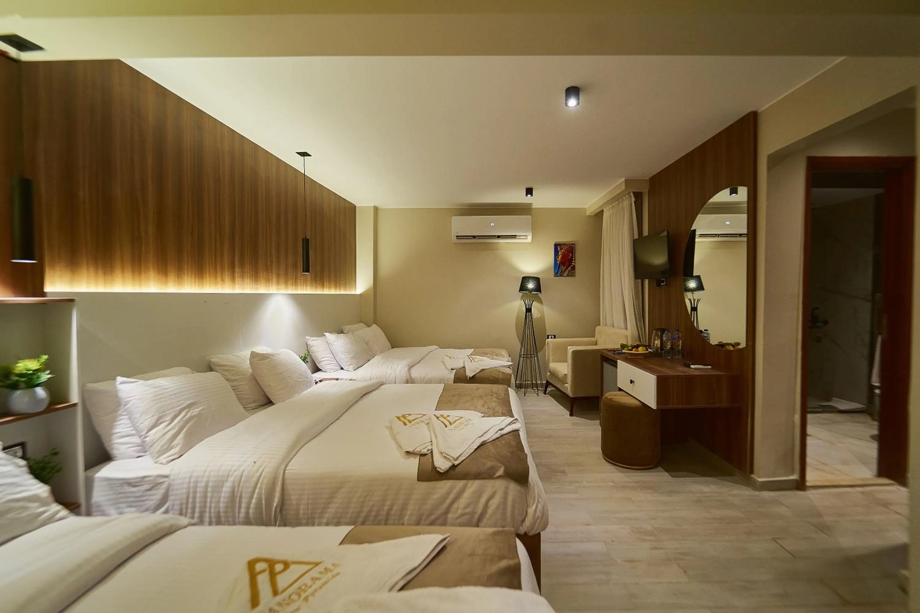 room service, Bed in PANORAMA view pyramids