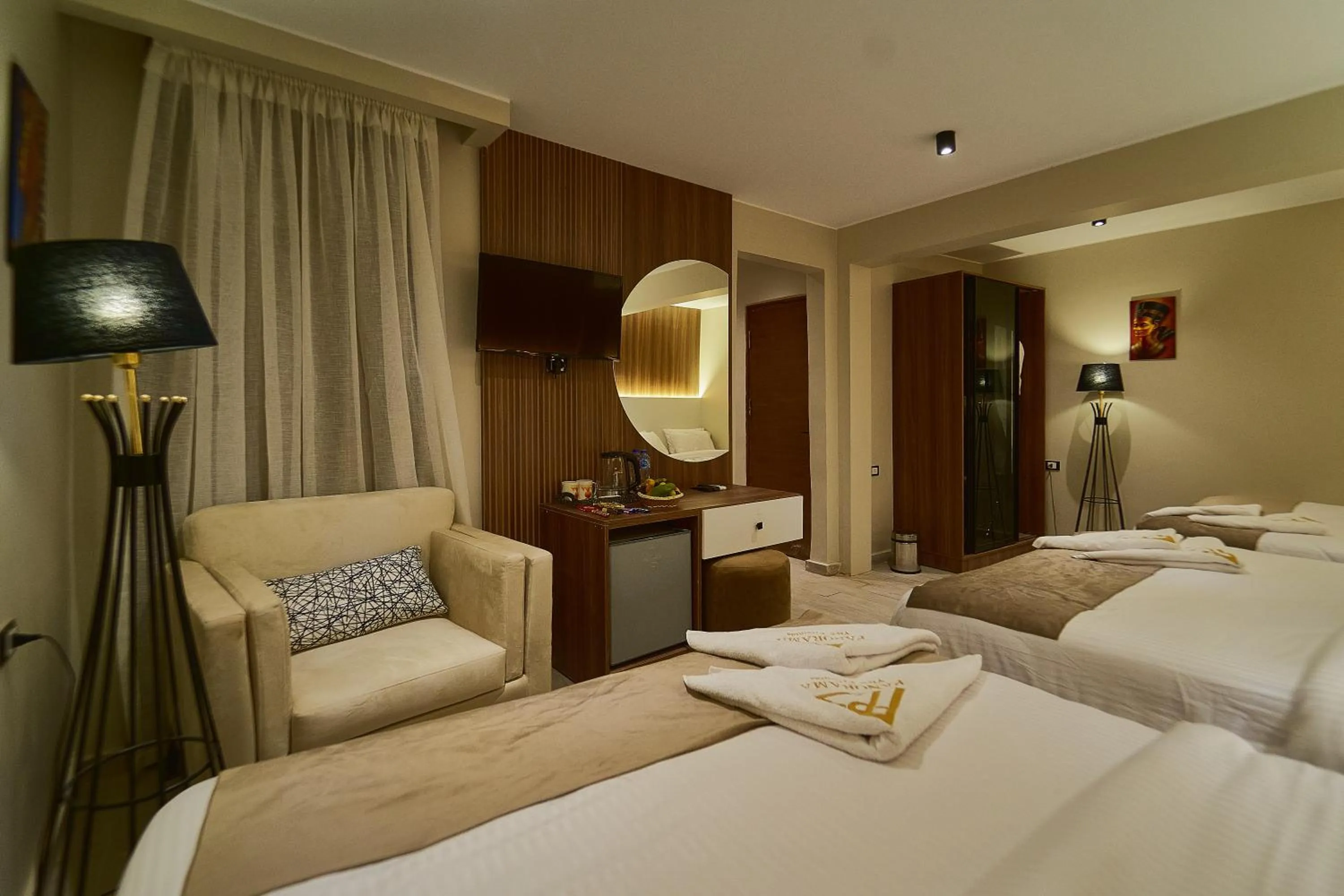 Bedroom, Bed in PANORAMA view pyramids