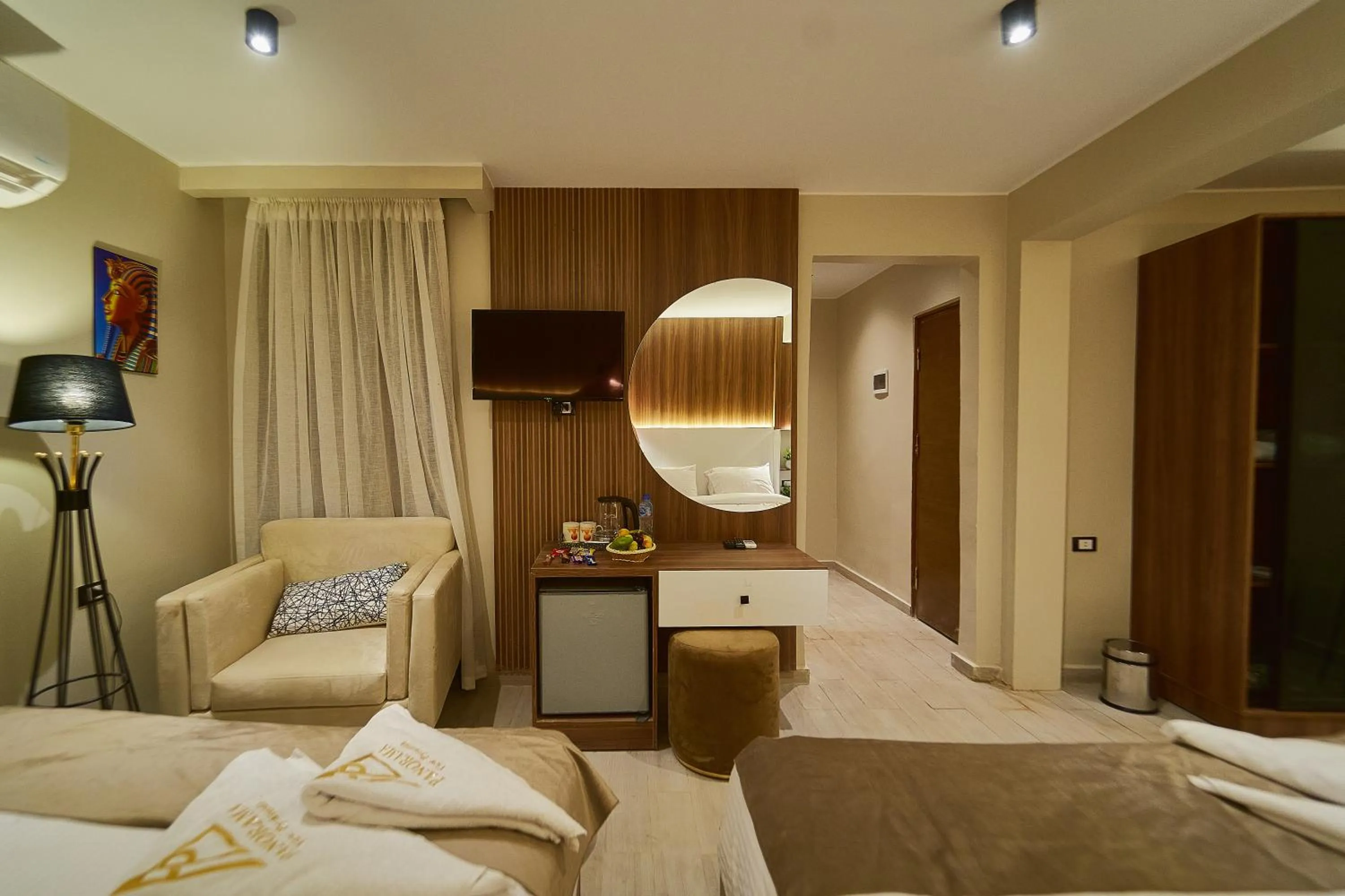 Communal lounge/ TV room, Bed in PANORAMA view pyramids