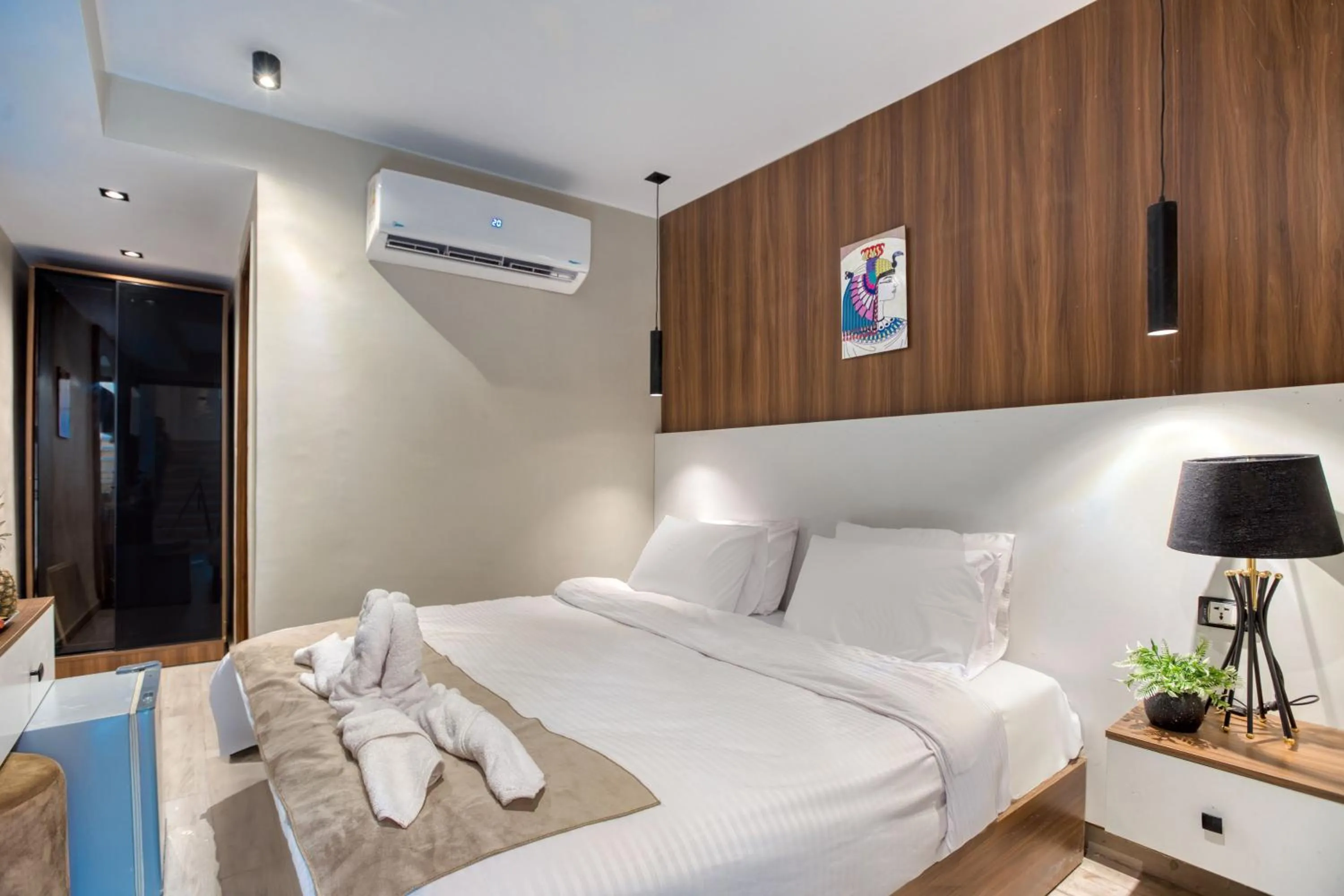 Bedroom, Bed in PANORAMA view pyramids