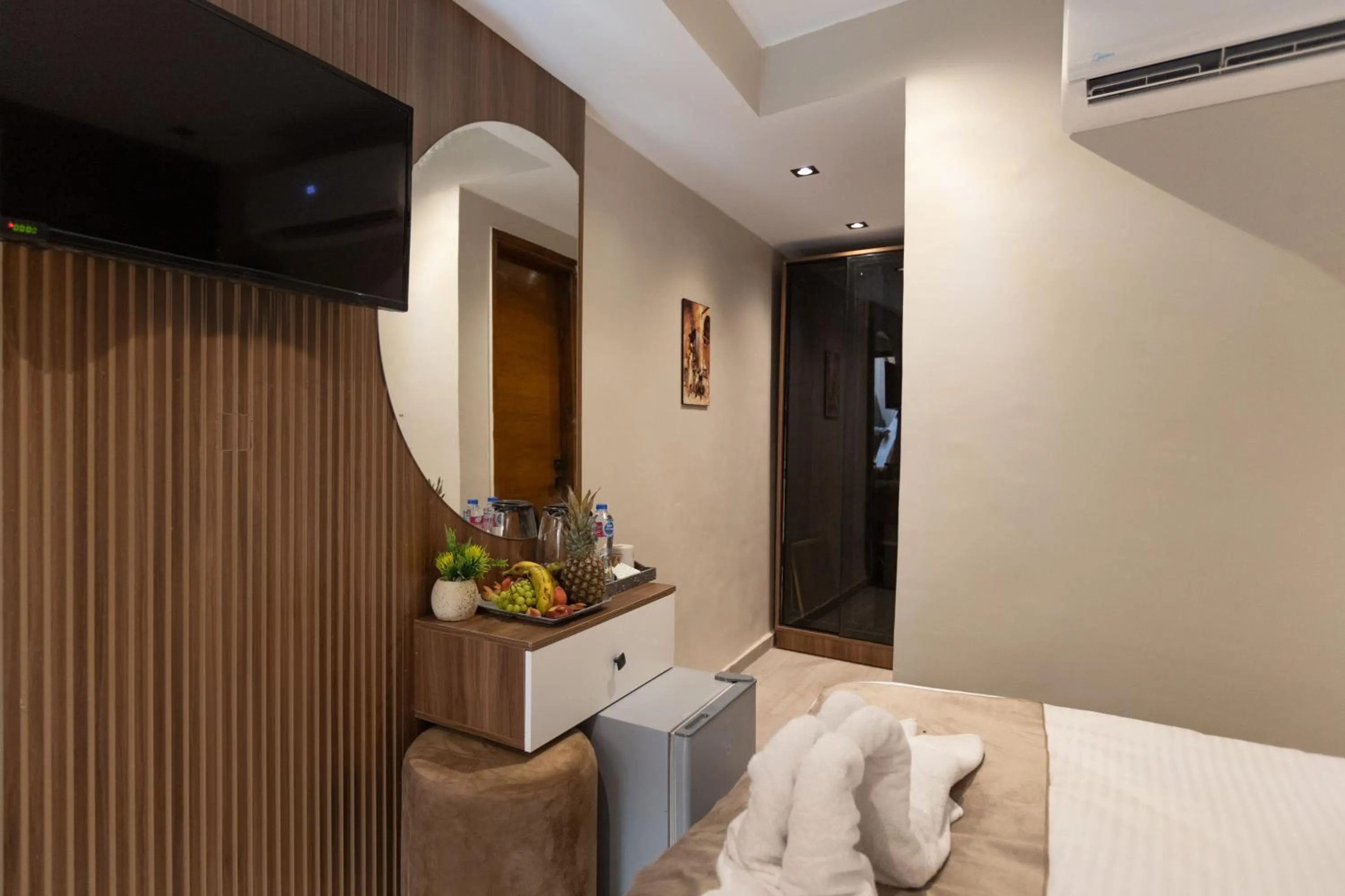 Bedroom, Bed in PANORAMA view pyramids