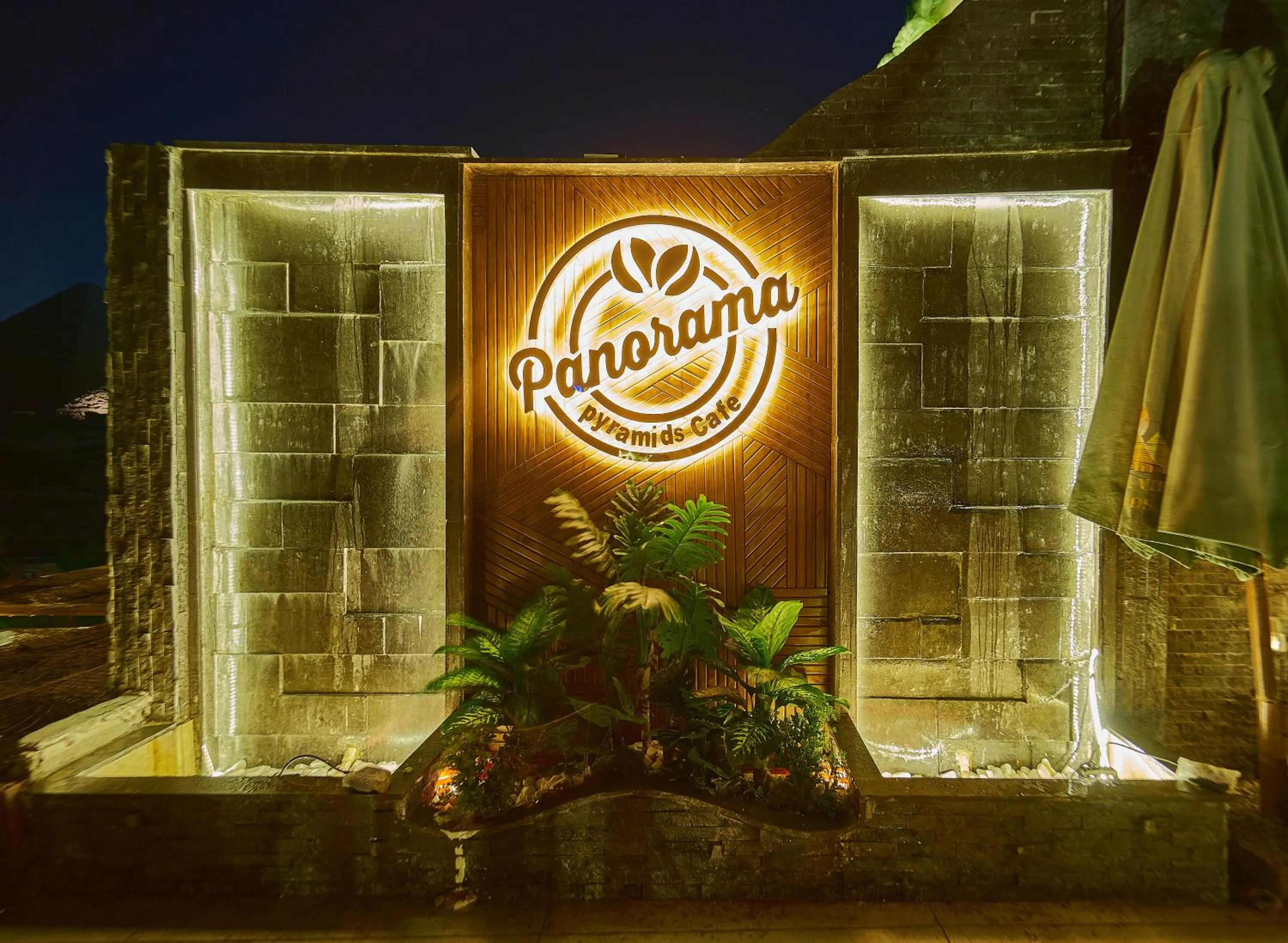 Restaurant/places to eat in PANORAMA view pyramids