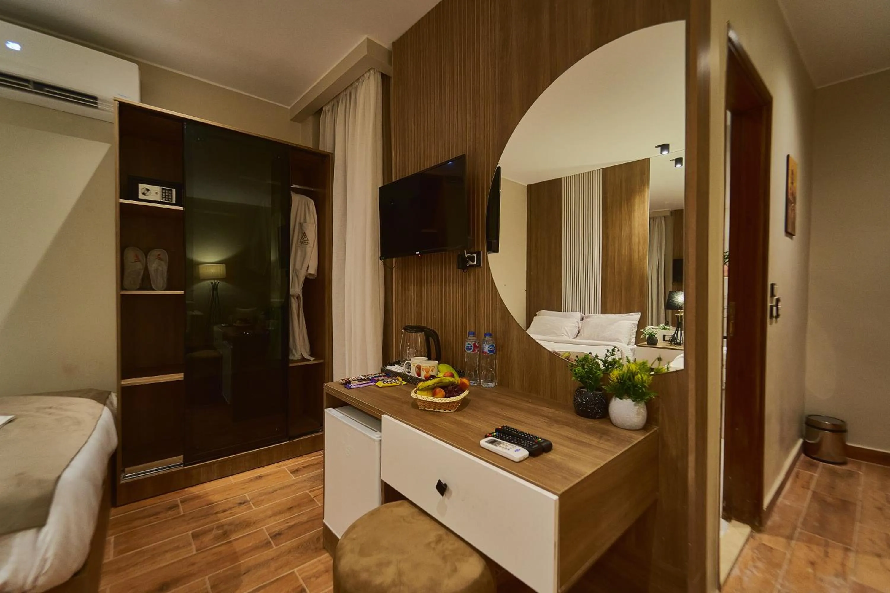 Bedroom in PANORAMA view pyramids