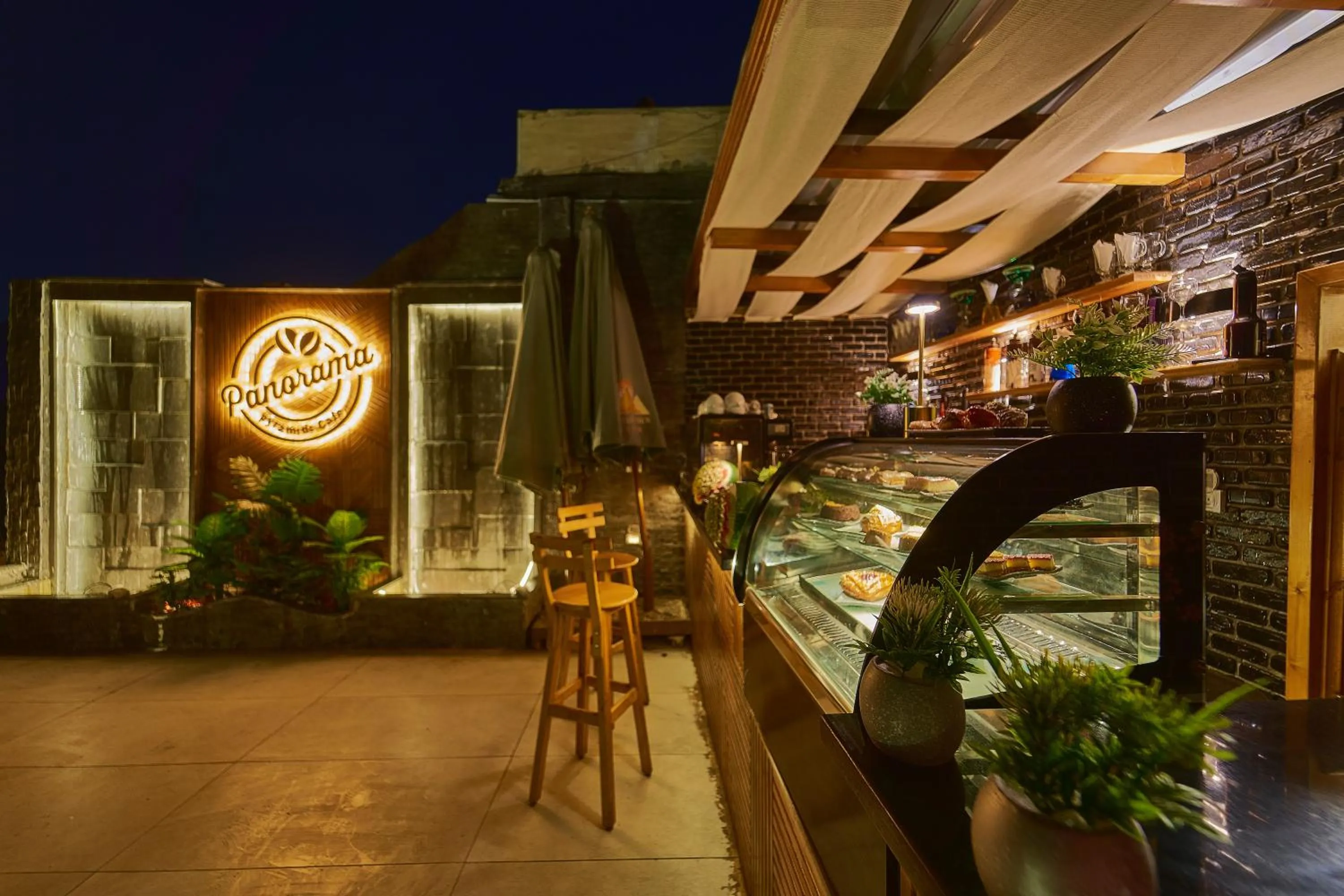 Restaurant/places to eat in PANORAMA view pyramids