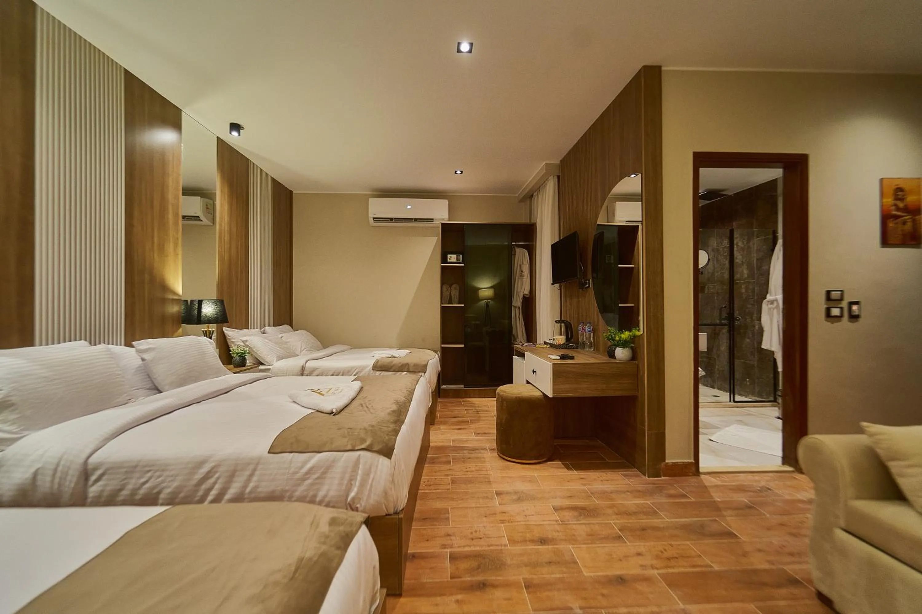 Bedroom, Bed in PANORAMA view pyramids
