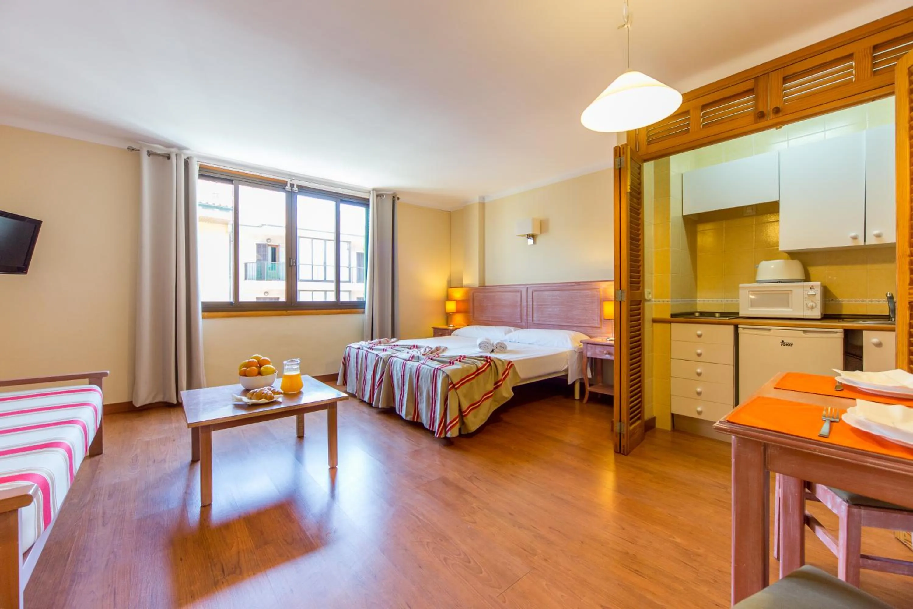Kitchen or kitchenette, Bed in Apartamentos Carlos V