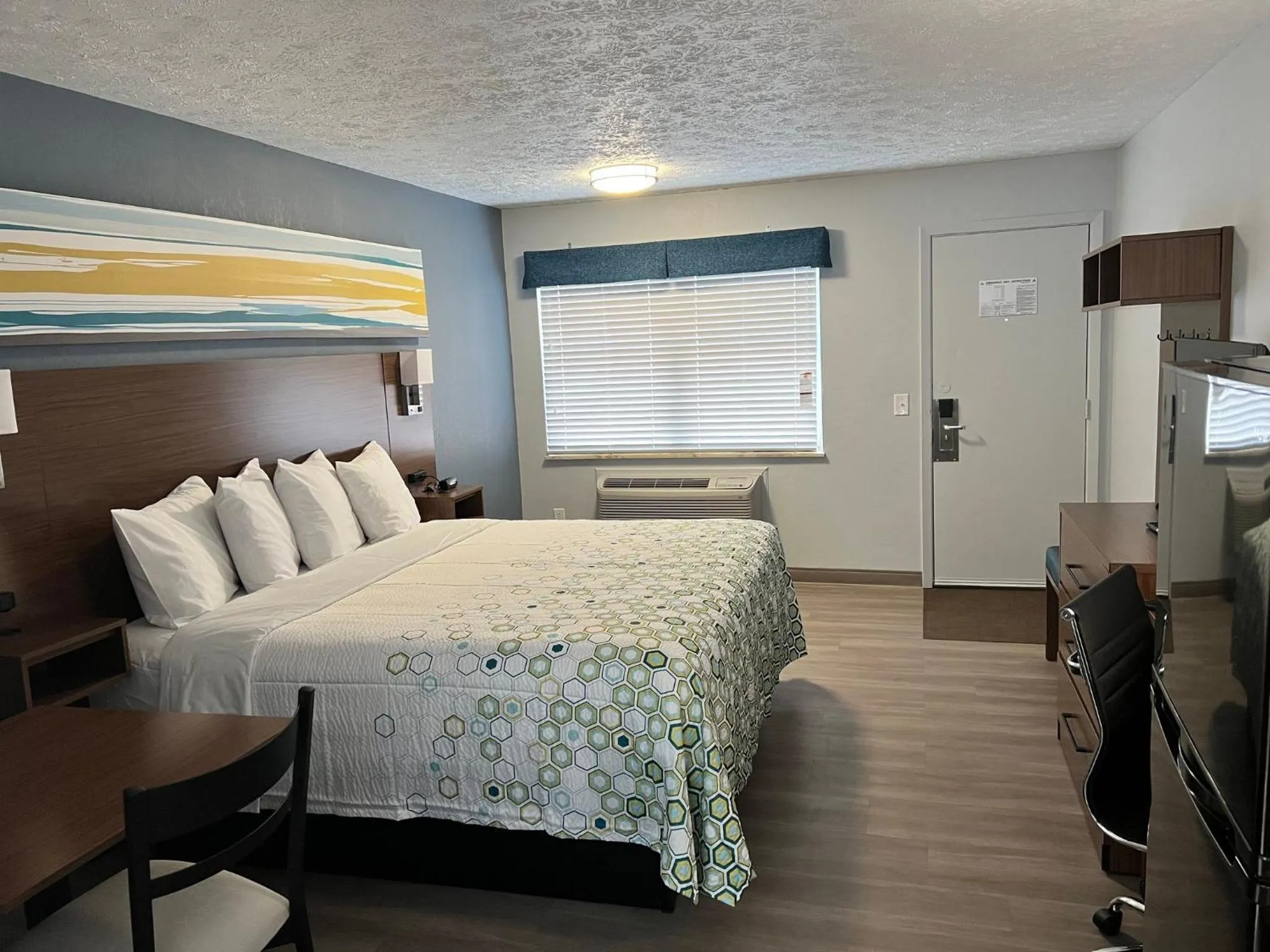 Bedroom, Bed in HomeTowne Studios by Red Roof Georgetown, KY