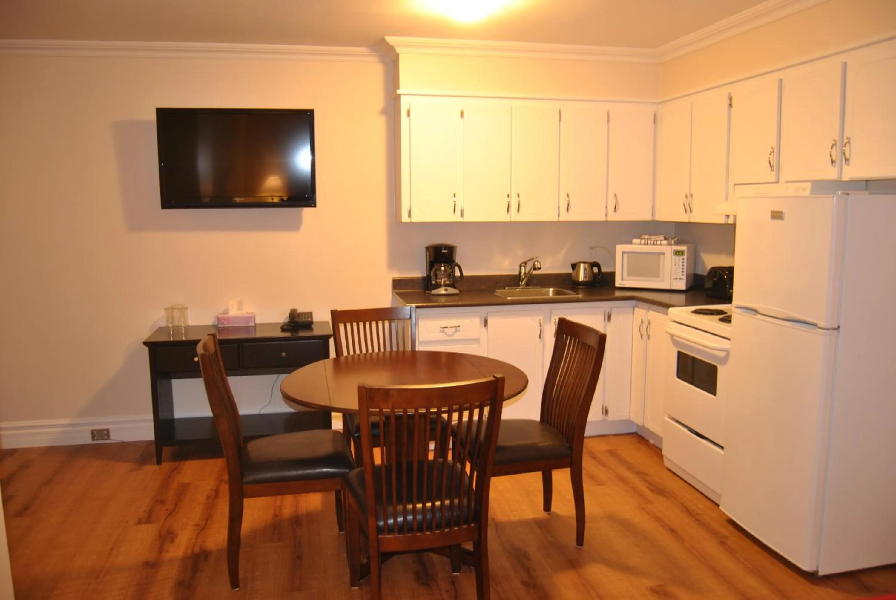 Kitchen or kitchenette in Arnold's Cove Inn