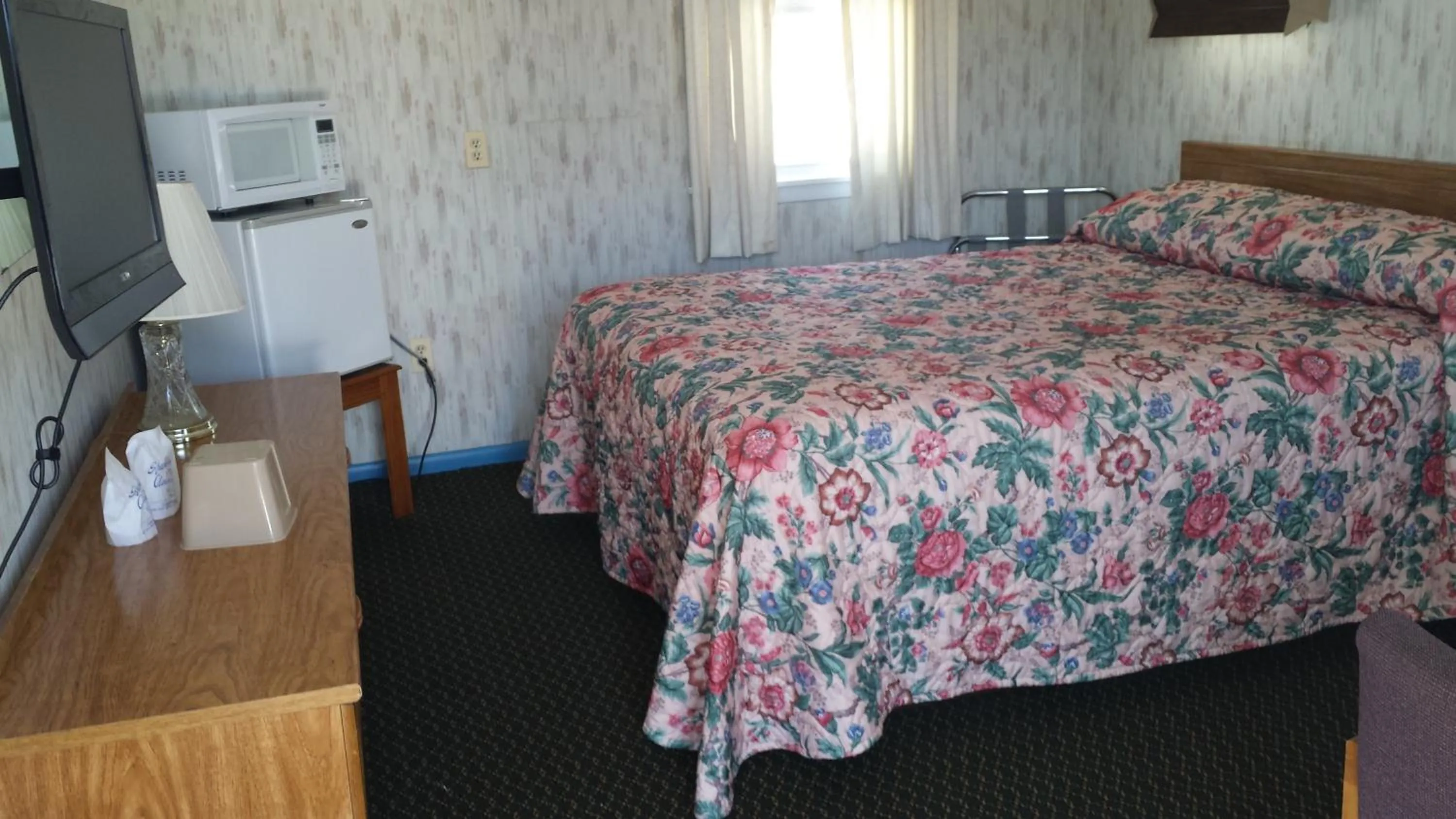 Photo of the whole room, Bed in Sunset Inn