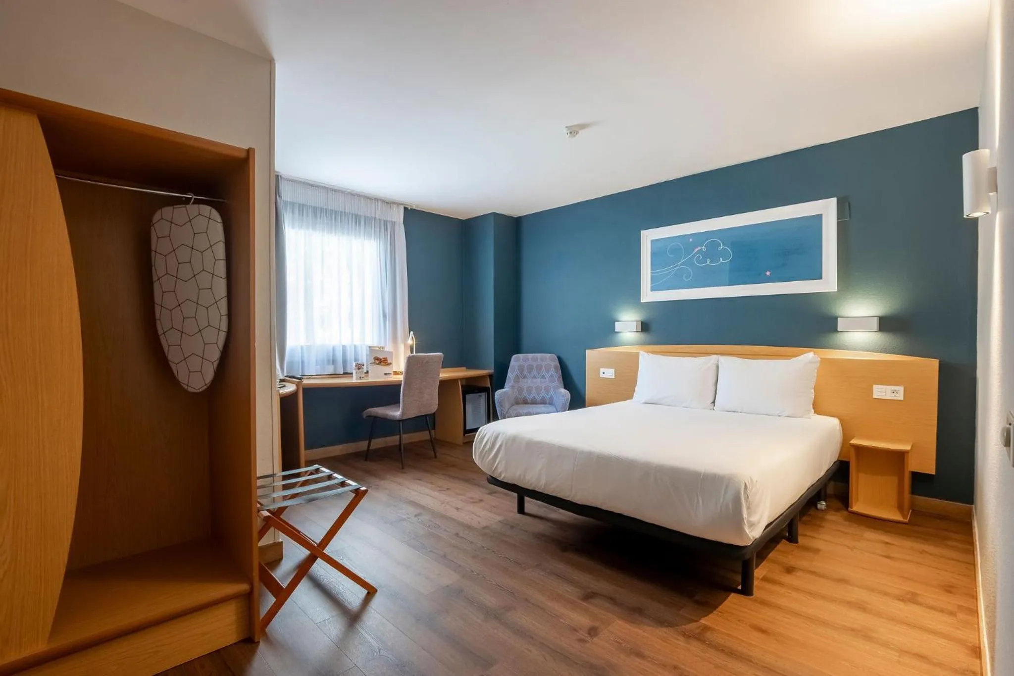 Bed in Travelodge Alicante Puerto