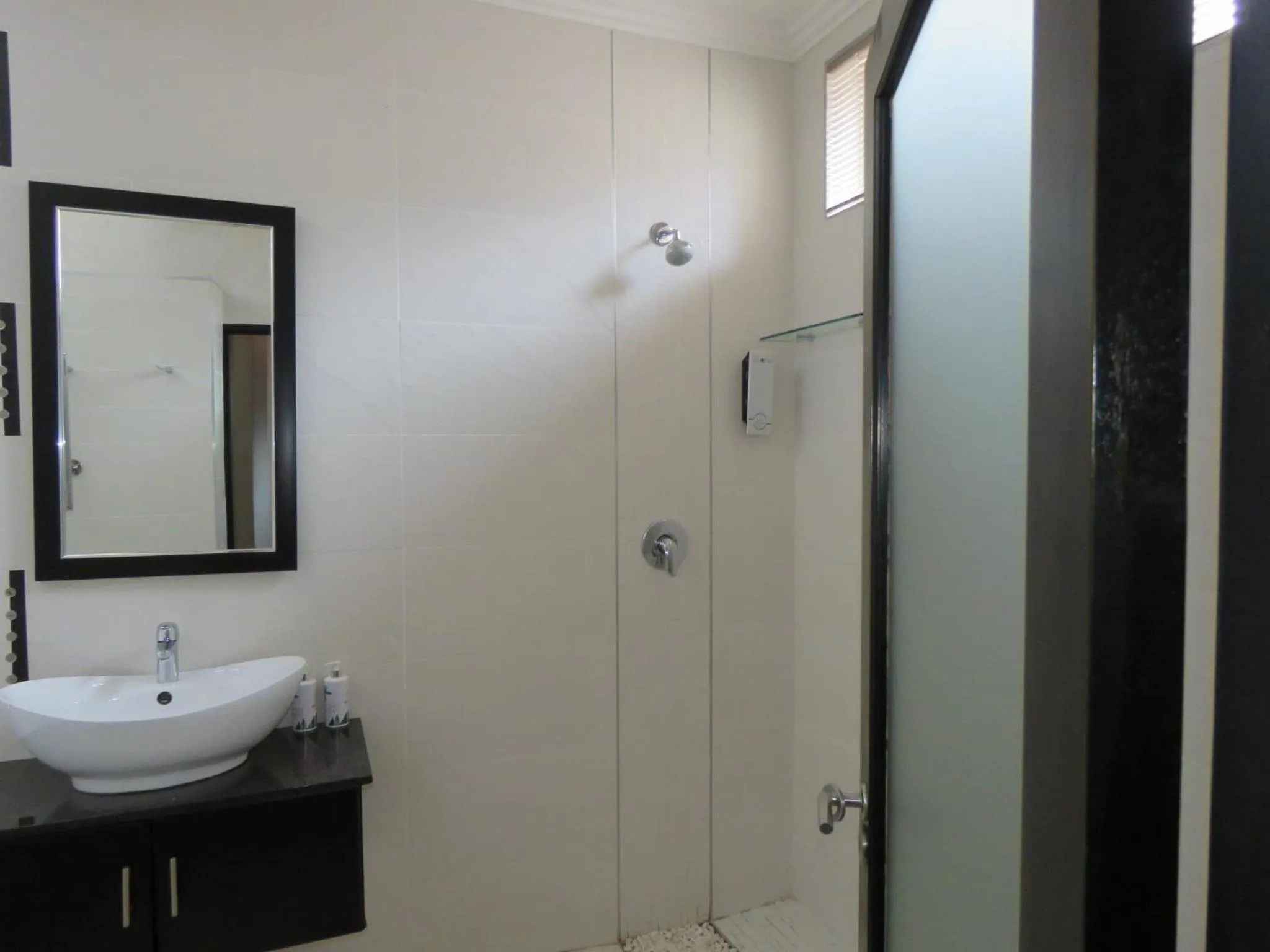 Shower in Jedidja Bed and Breakfast