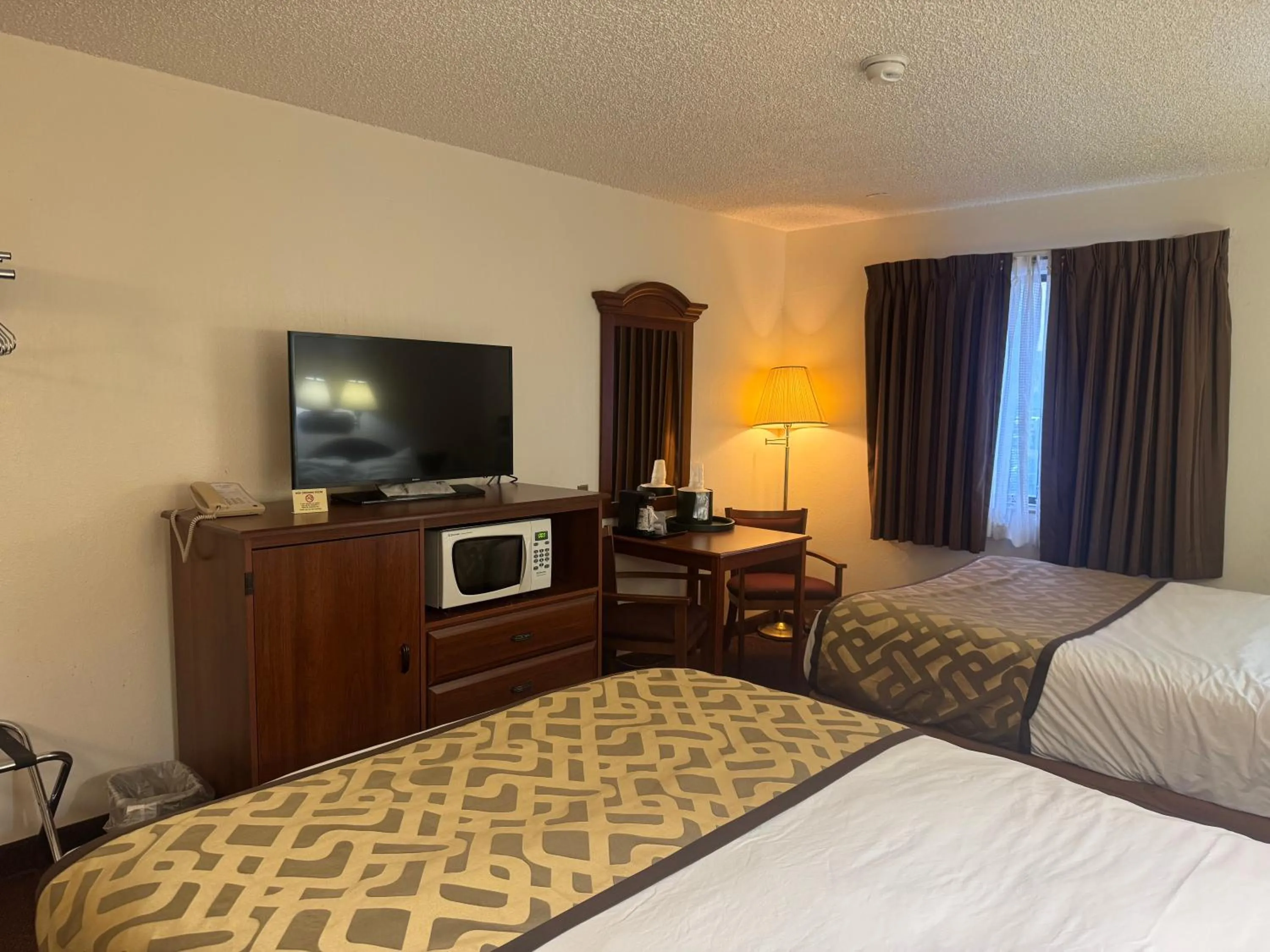 Bedroom, Bed in Lone Tree Inn