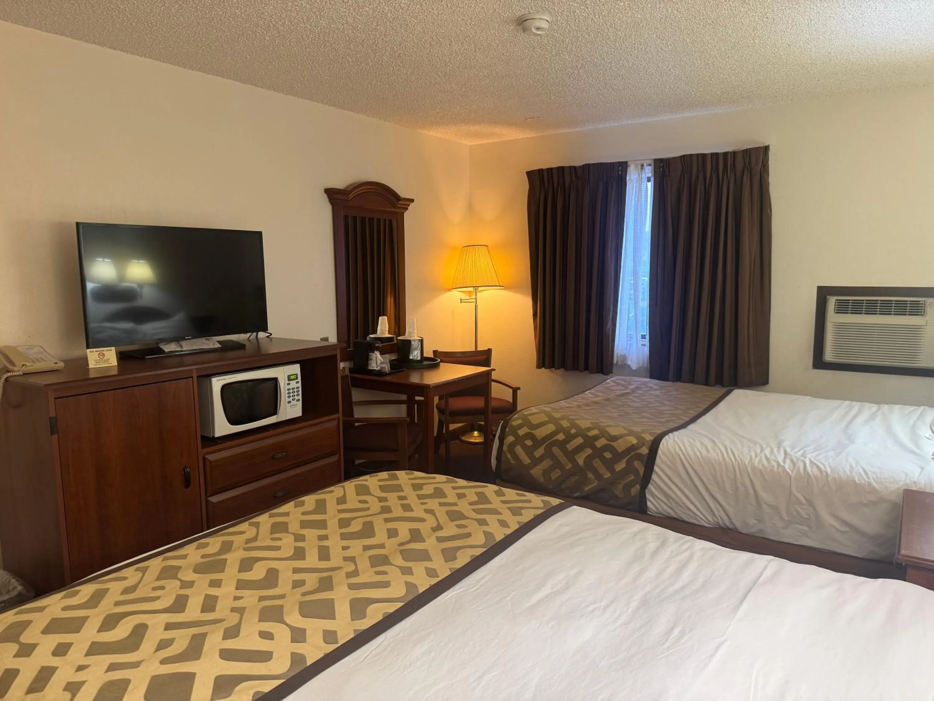 Bedroom, Bed in Lone Tree Inn