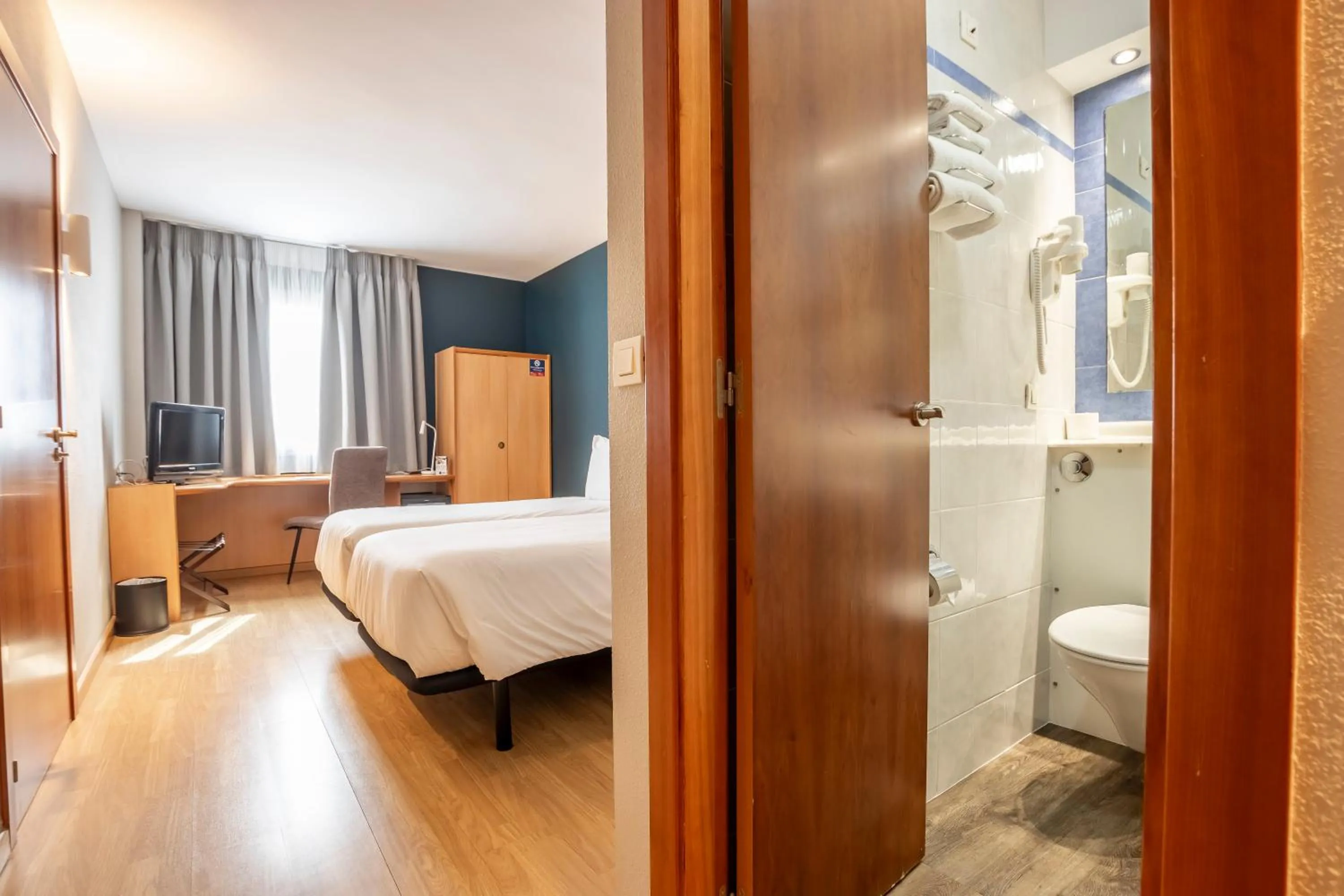 Photo of the whole room, Bed in Travelodge Murcia