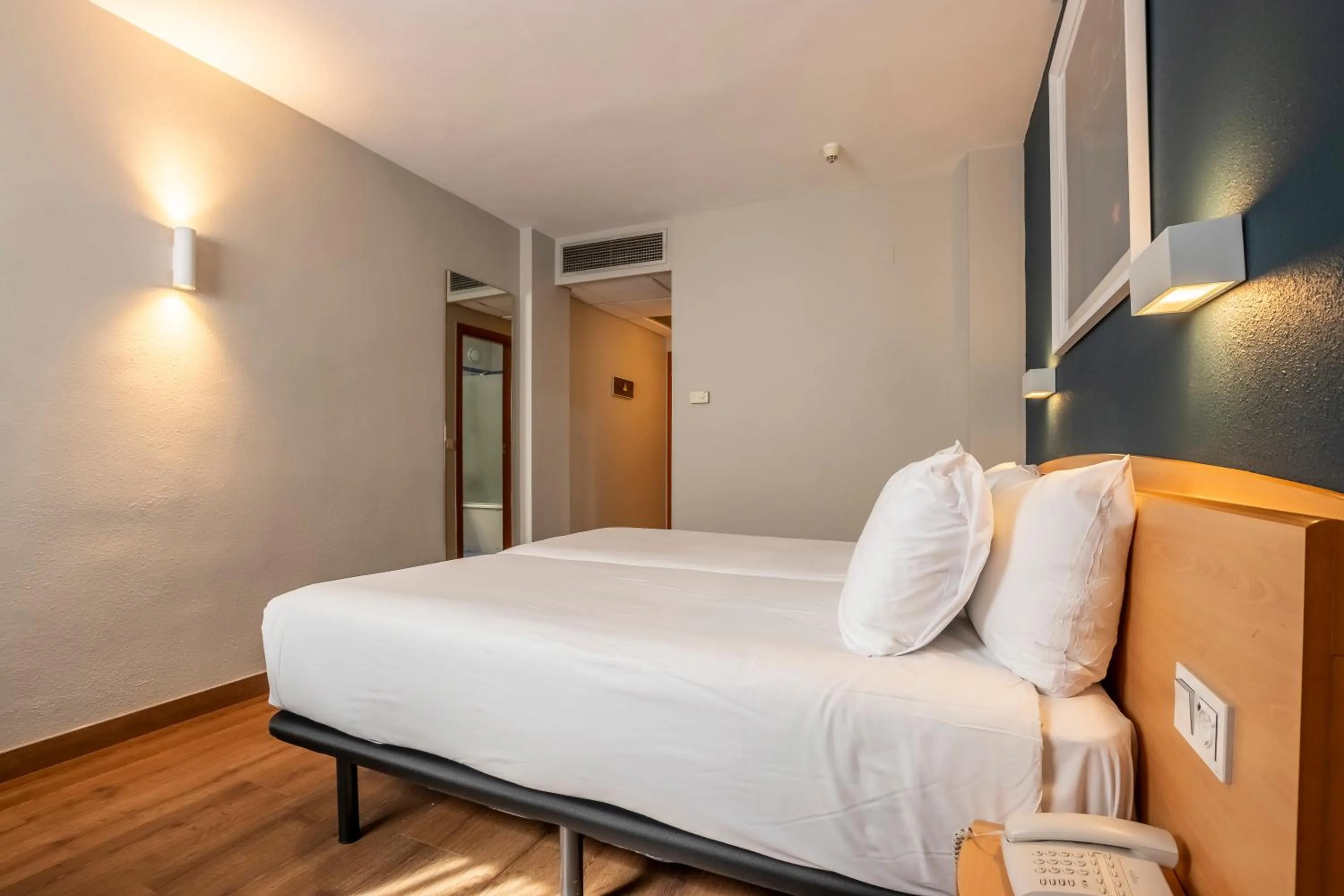 Photo of the whole room, Bed in Travelodge Murcia