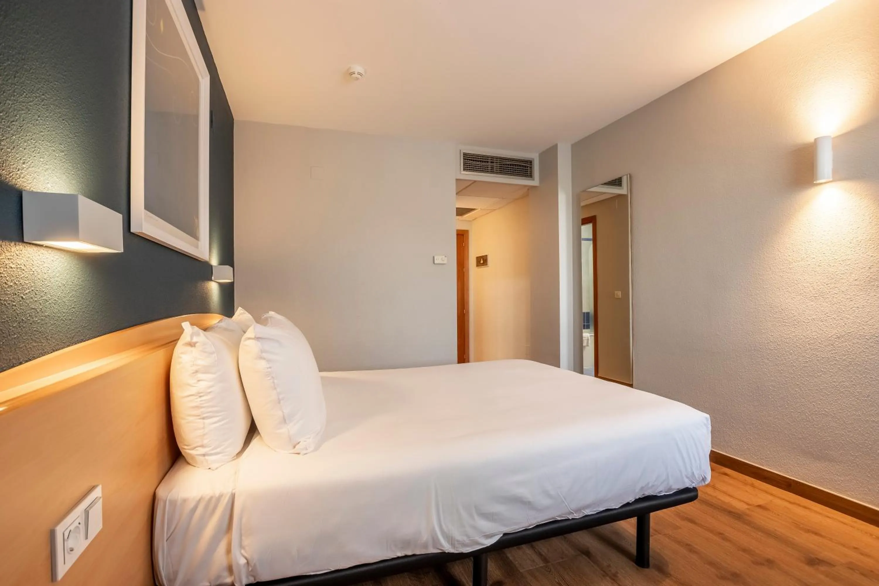 Photo of the whole room, Bed in Travelodge Murcia